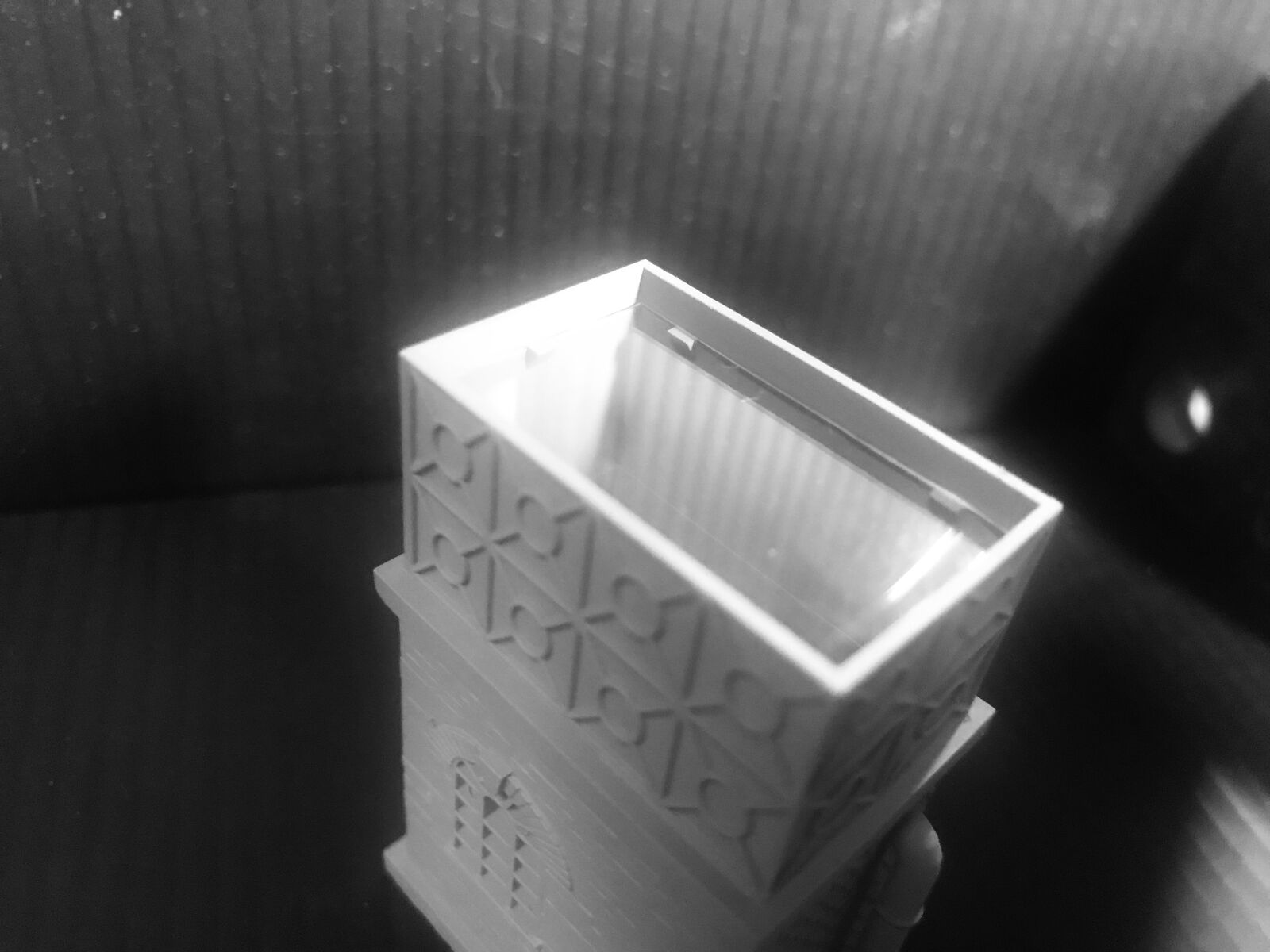 OO9 gauge small brick water tower model kit with recessed top for optional clear plastic water effect