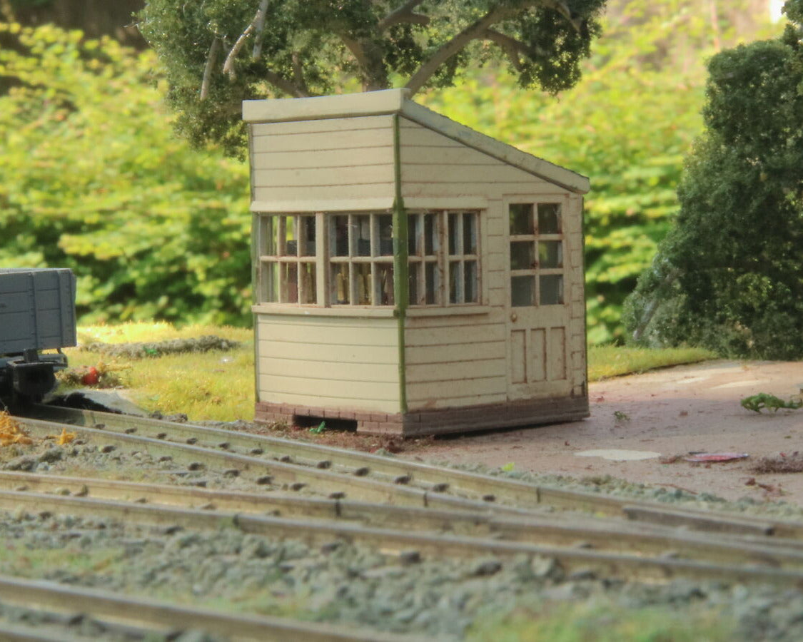 OO9/OO/HO scale ground signal box hut model kit with separate roof, glazing and interior lever frame