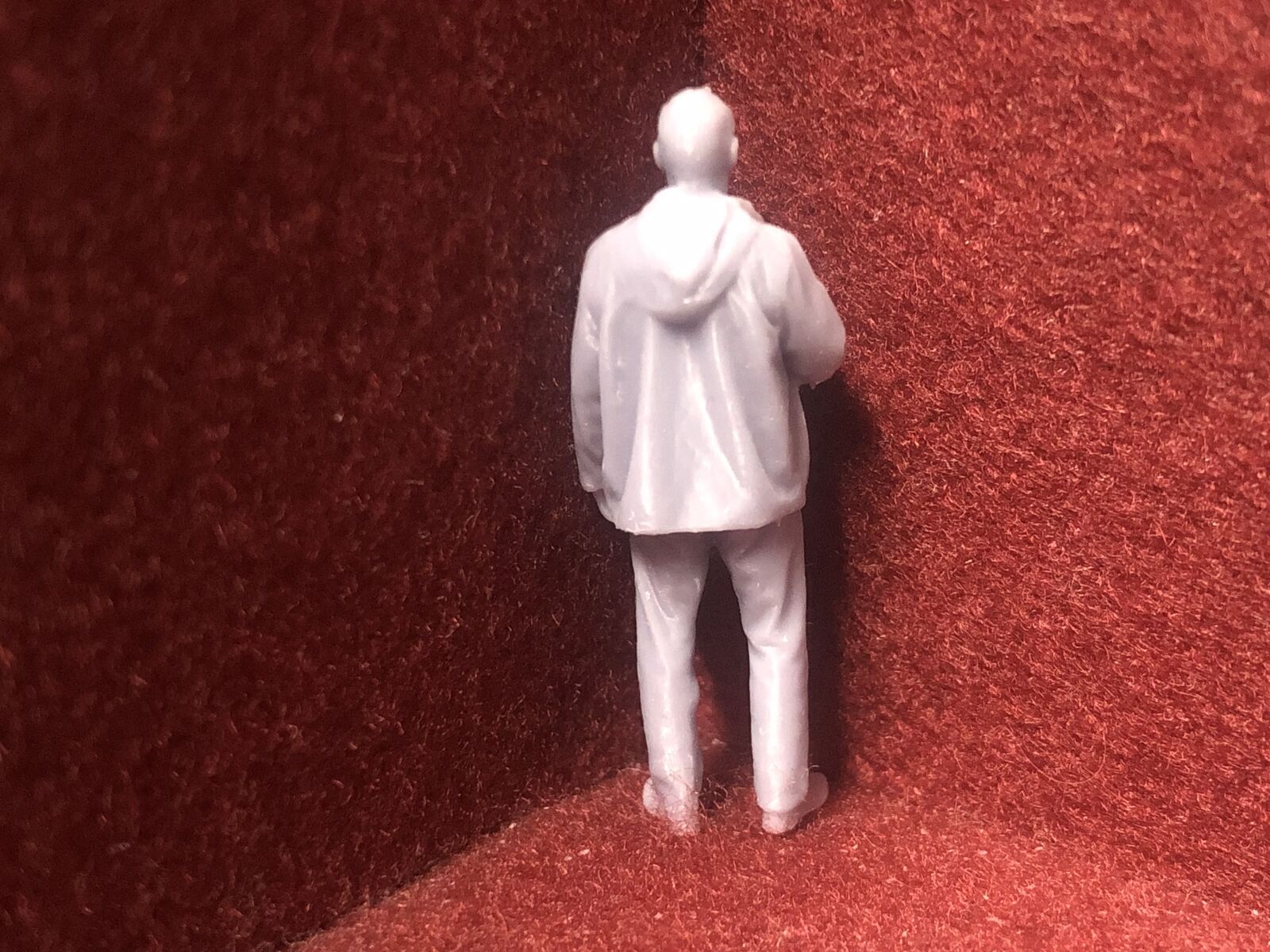 Set of six unpainted 1:43.5 scale NG7/O gauge worker and civilian figures for model railway layouts.