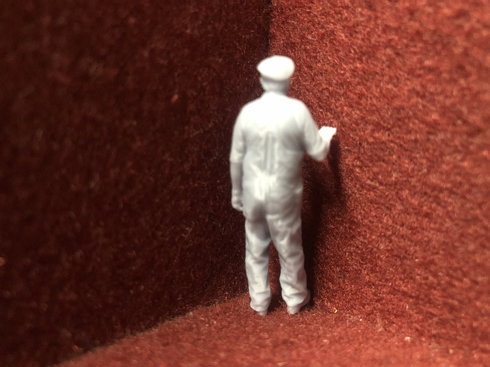 Six unpainted 1:43.5 scale NG7/O gauge loco crew figures in assorted poses for model railway layouts.