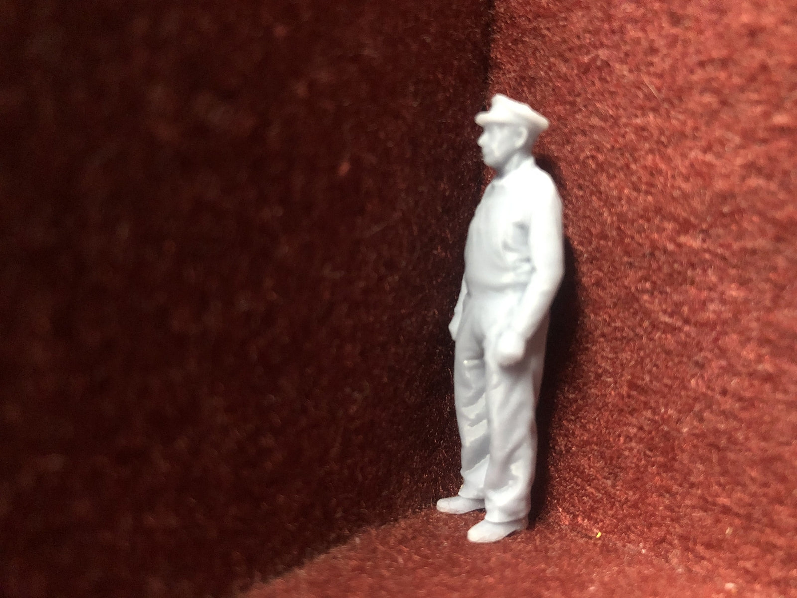 Set of six unpainted 1:43.5 scale NG7/O gauge loco crew figures in assorted poses, ready for priming and painting.