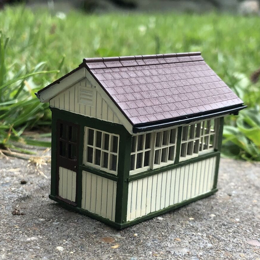 OO9/OO/HO scale Staverton ground signal box model kit with glazed windows and bird box for model railway layouts and crossings