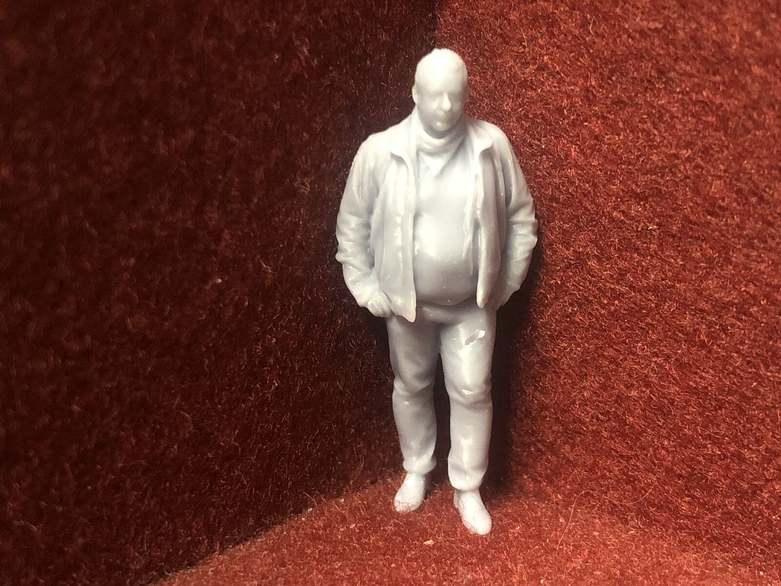 Set of six unpainted 1:43.5 scale NG7/O gauge worker and civilian resin figures in assorted poses for model railways.