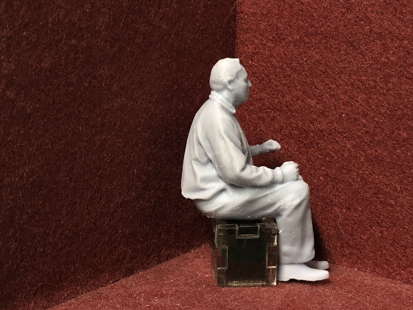 16mm scale 1:19 SM32 seated driver figure model for garden railway layouts, 3D scanned from a real person