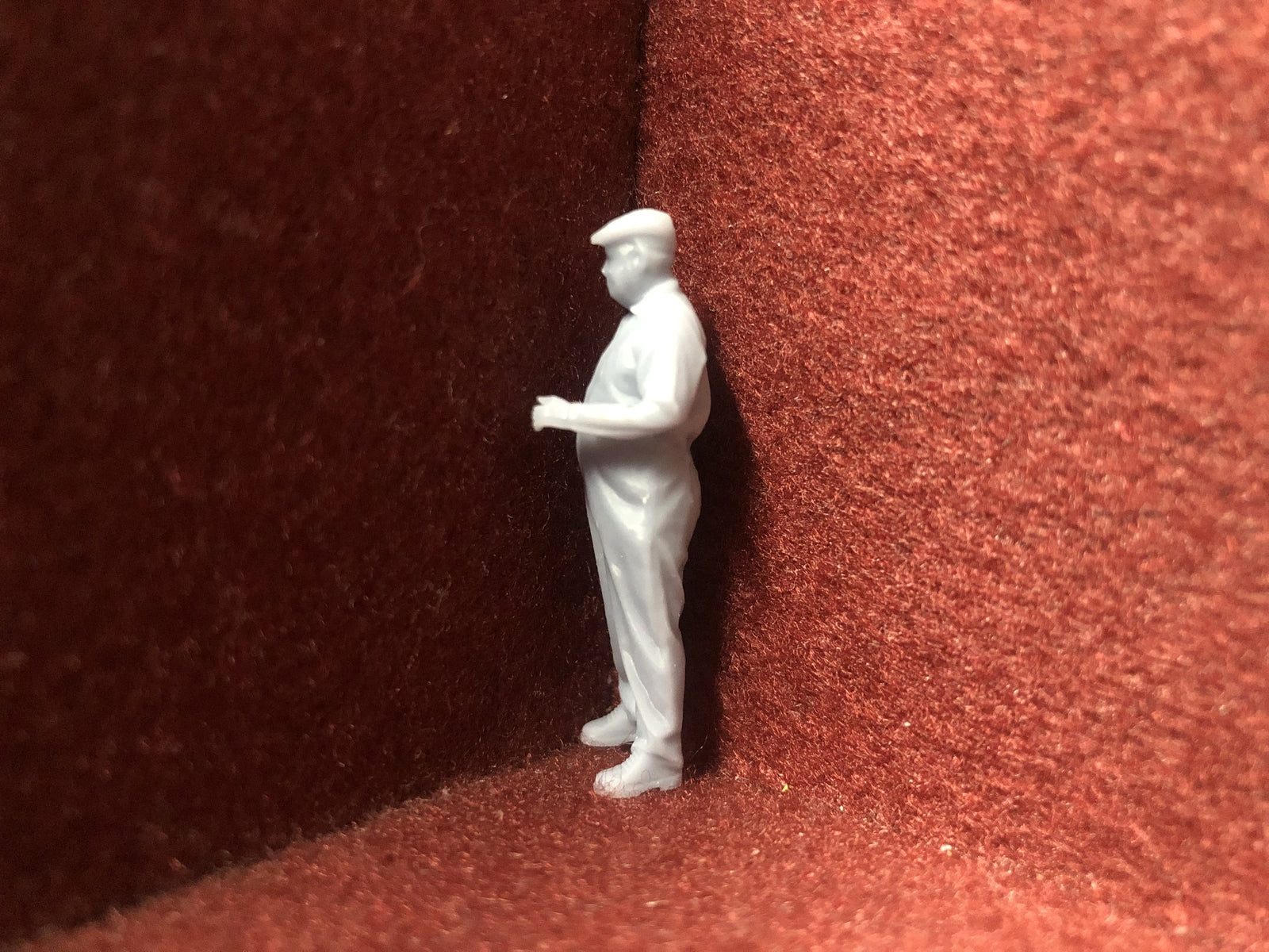 Set of six unpainted 1:43.5 scale NG7/O gauge loco crew figures in assorted poses for model railway layouts