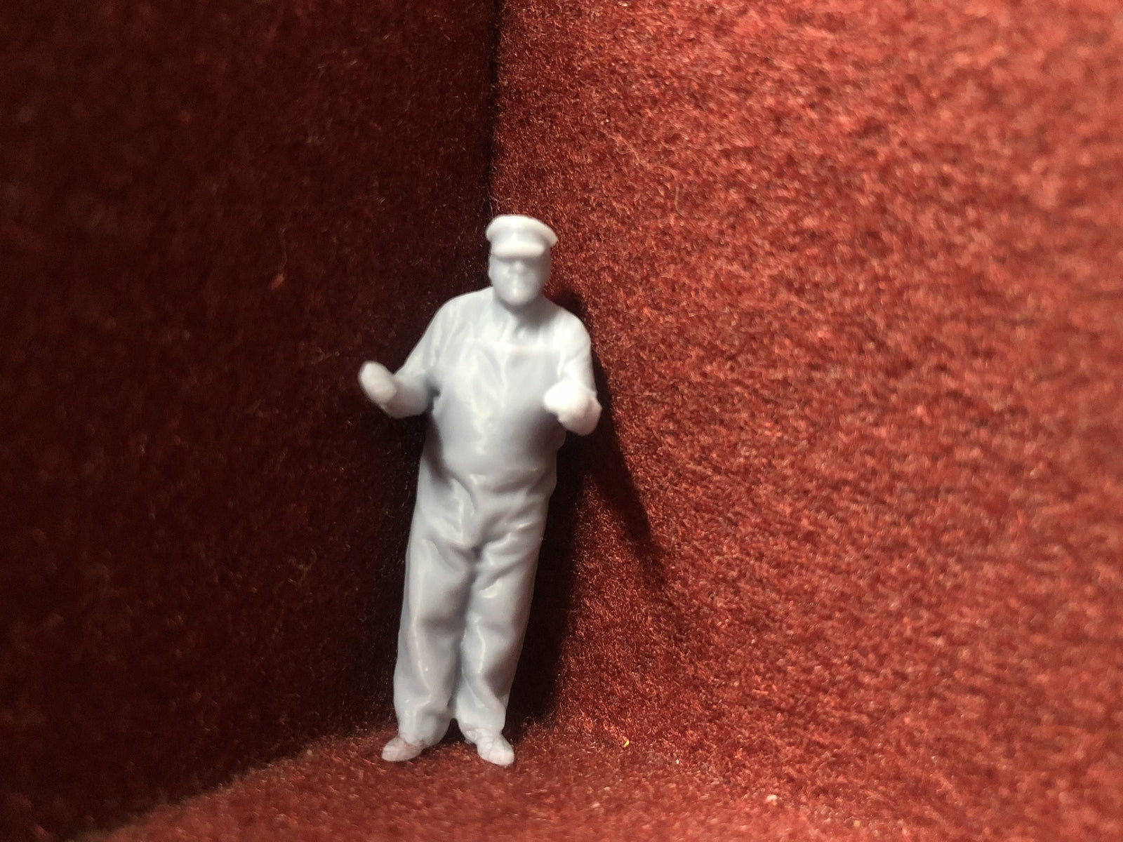 Set of six unpainted 1:43.5 scale NG7/O gauge loco crew figures in assorted poses for model railway layouts