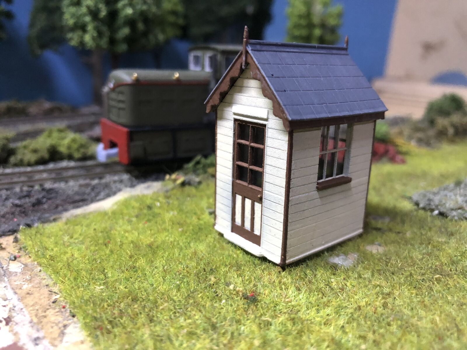 OO9/OO/HO scale model railway ground frame hut kit with lever frame and glazing inspired by Buckfastleigh station