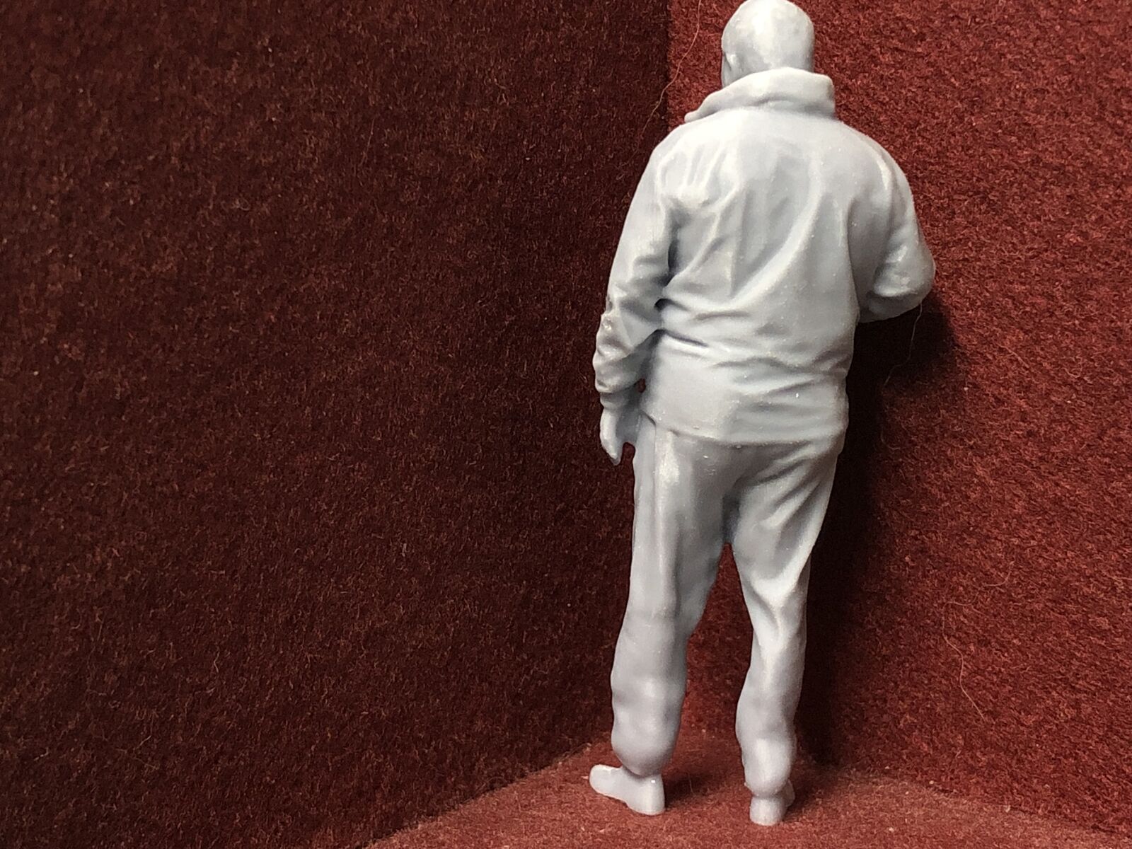 16mm scale 1:19 SM32 model railway figure kit of a 92mm tall driver standing idle in a relaxed pose