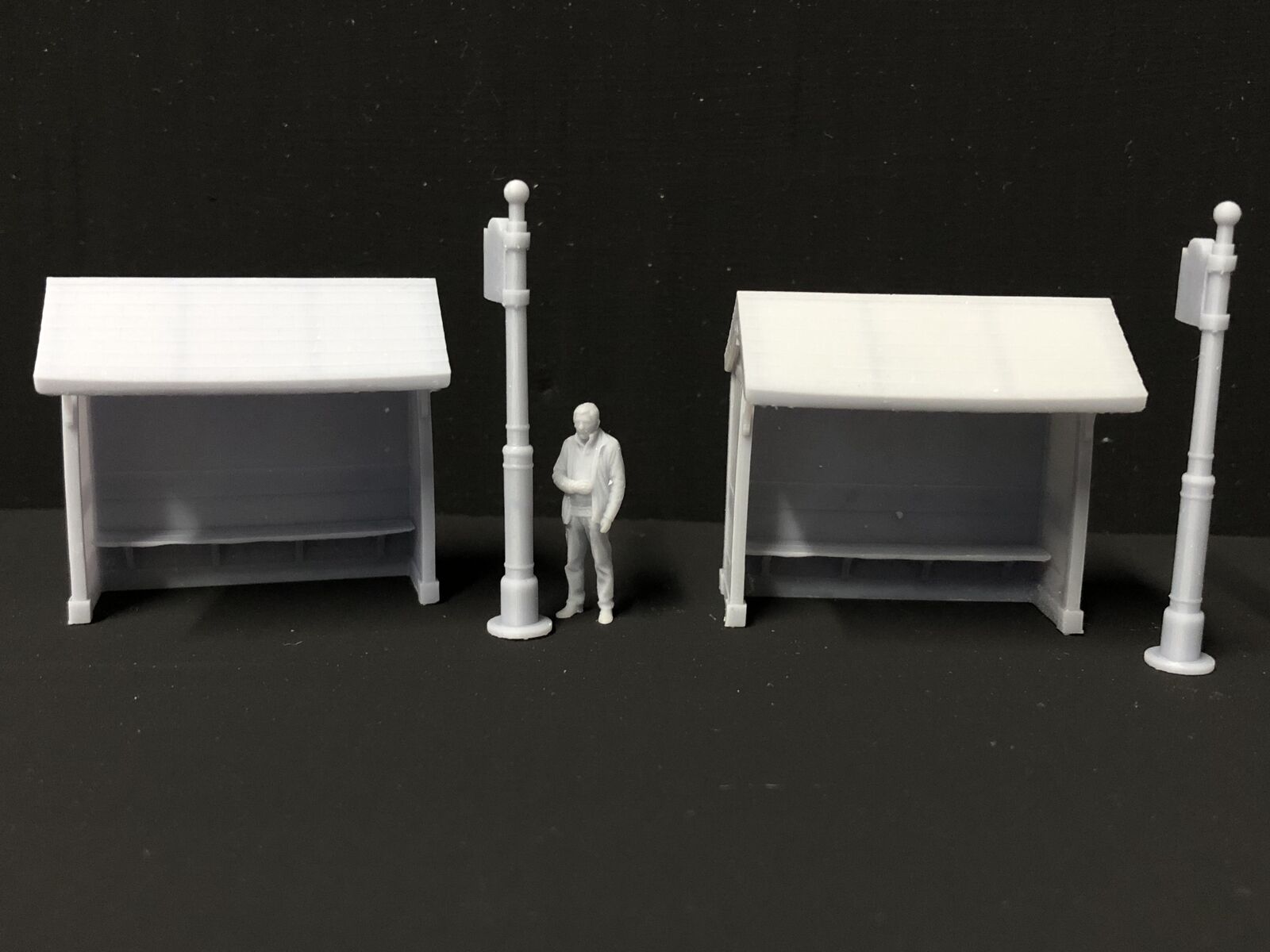 OO9/OO/HO scale country bus shelter kit with two shelters and matching bus stop flags for model railway layouts