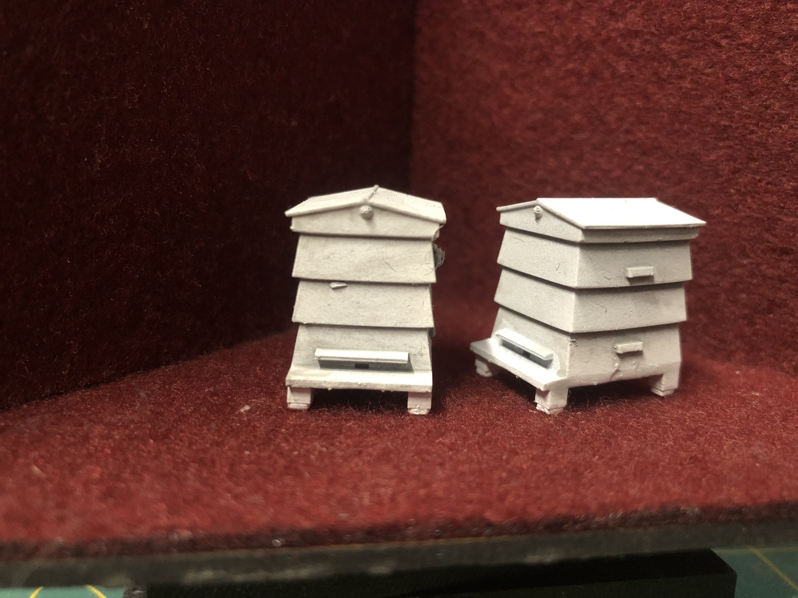 O gauge WBC beehive model kit in unpainted resin, featuring two detailed classic beehives for realistic railway layouts.