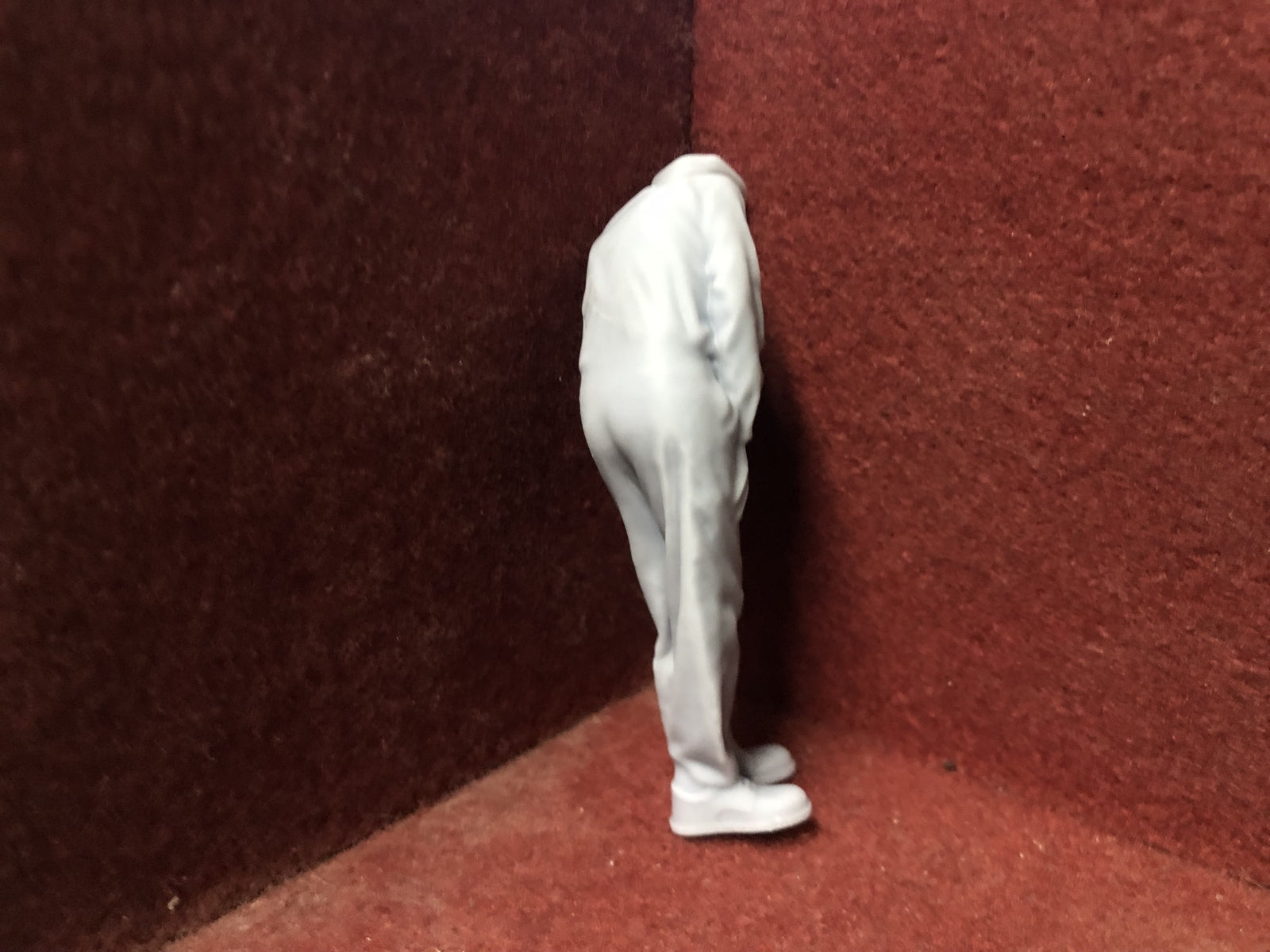 Unpainted 16mm 3D-scanned male figure peering ahead for garden railways, suitable for G scale 1:22.5 and SM32 layouts