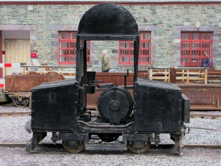 GN15 English Electric Brush industrial critter loco kit, G-scale narrow gauge on 00 track, unpainted body on 4-wheel chassis