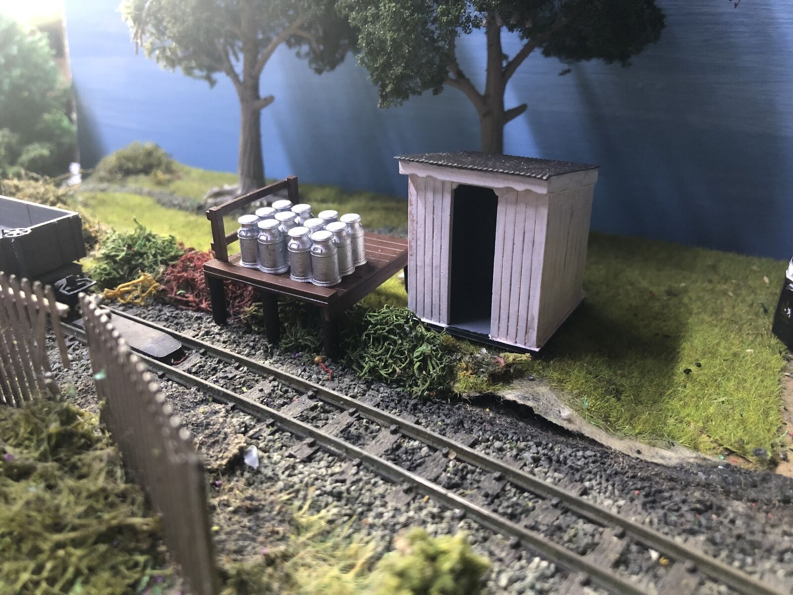 OO9/OO/HO scale Ebdon Lane halt and milk platform model kit with shelter, raised stand and 12 separate milk churns