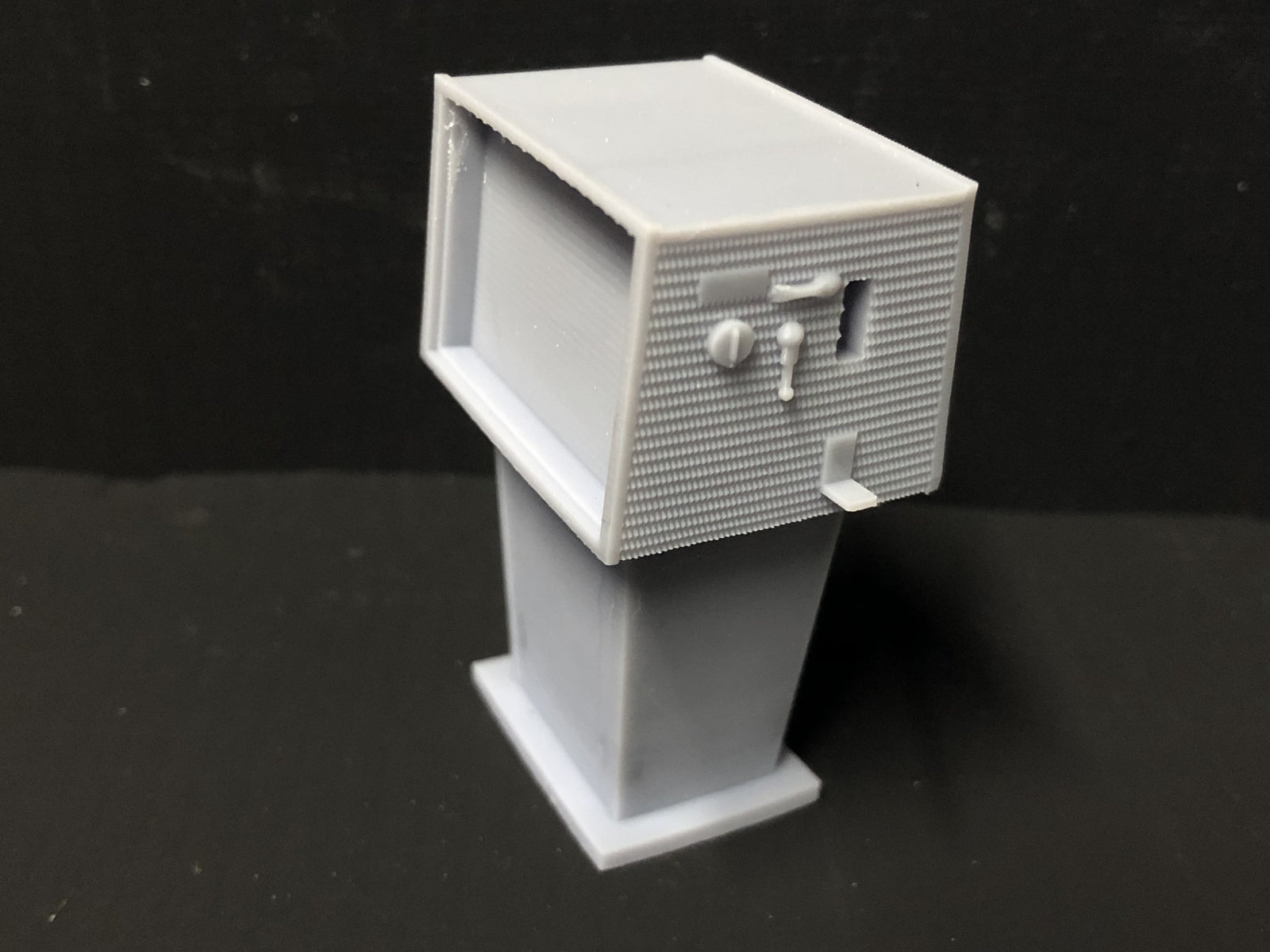 Unpainted G-scale Avery Hardoll 4000 petrol pump model scenery piece, ideal for GN15 narrow gauge railway layouts