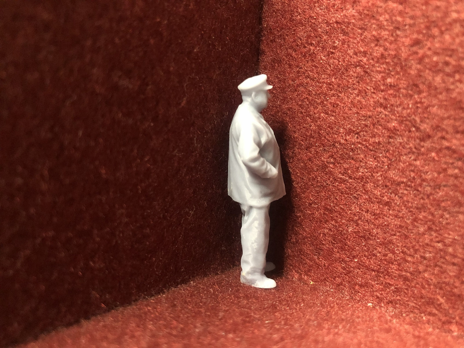 Set of six unpainted 1:43.5 scale NG7/O gauge loco crew figures in assorted poses for model railway layouts