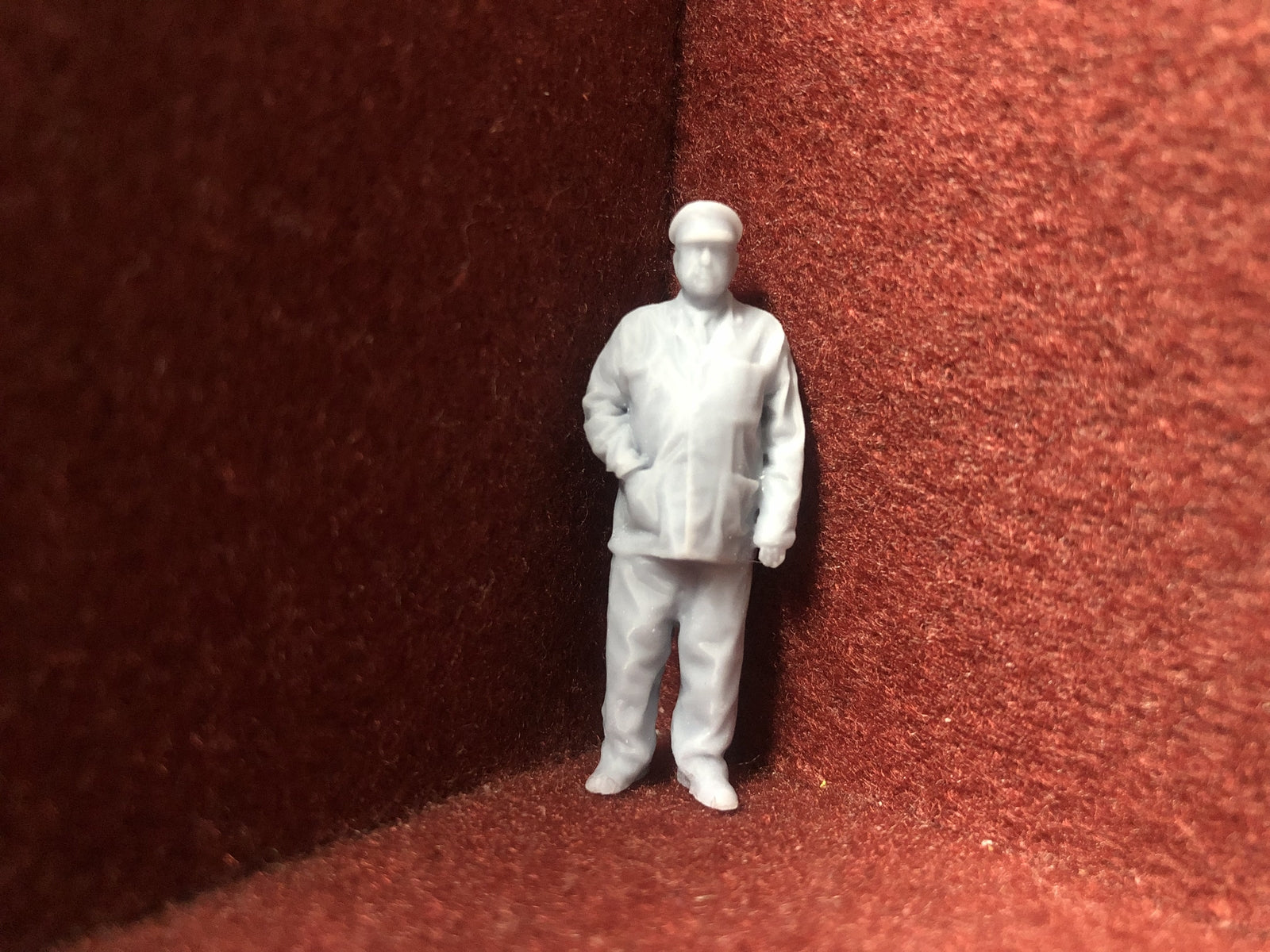 Six unpainted 1:43.5 scale NG7/O gauge loco crew figures in assorted poses for model railway layouts