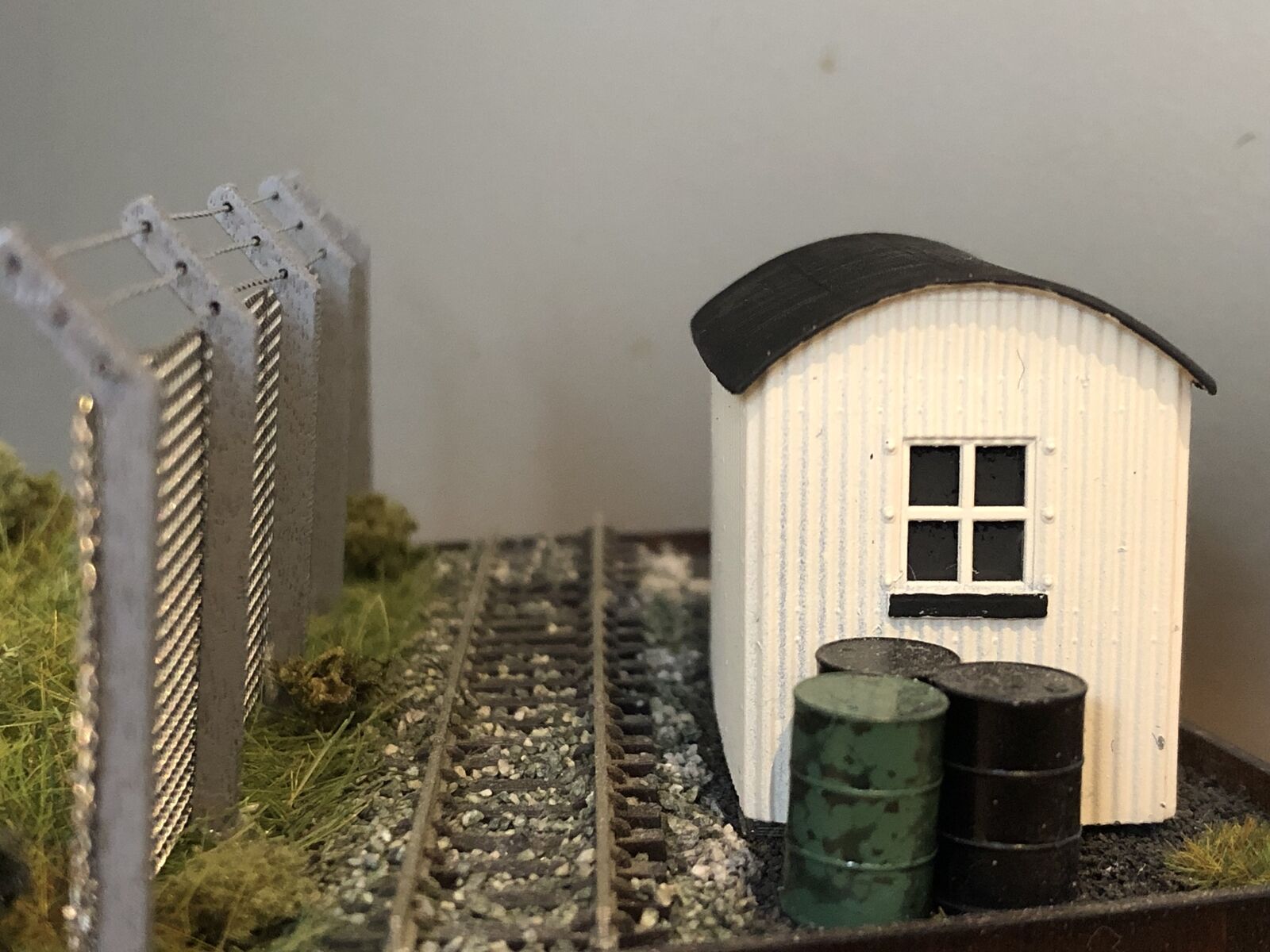 OO9/OO/HO scale model railway kit of two Buckfastleigh-style lamp huts with laser-cut window glazing