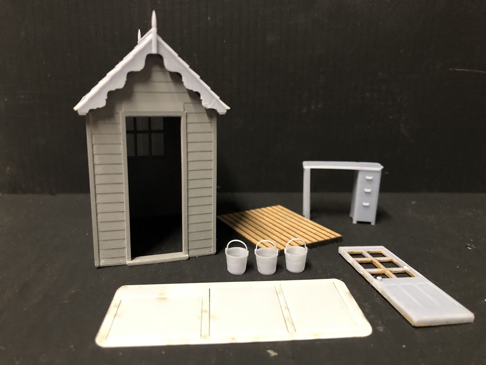 7mm scale O-16.5 model railway ground frame hut with glazing, fire buckets and detailed frame, suitable for narrow gauge layouts
