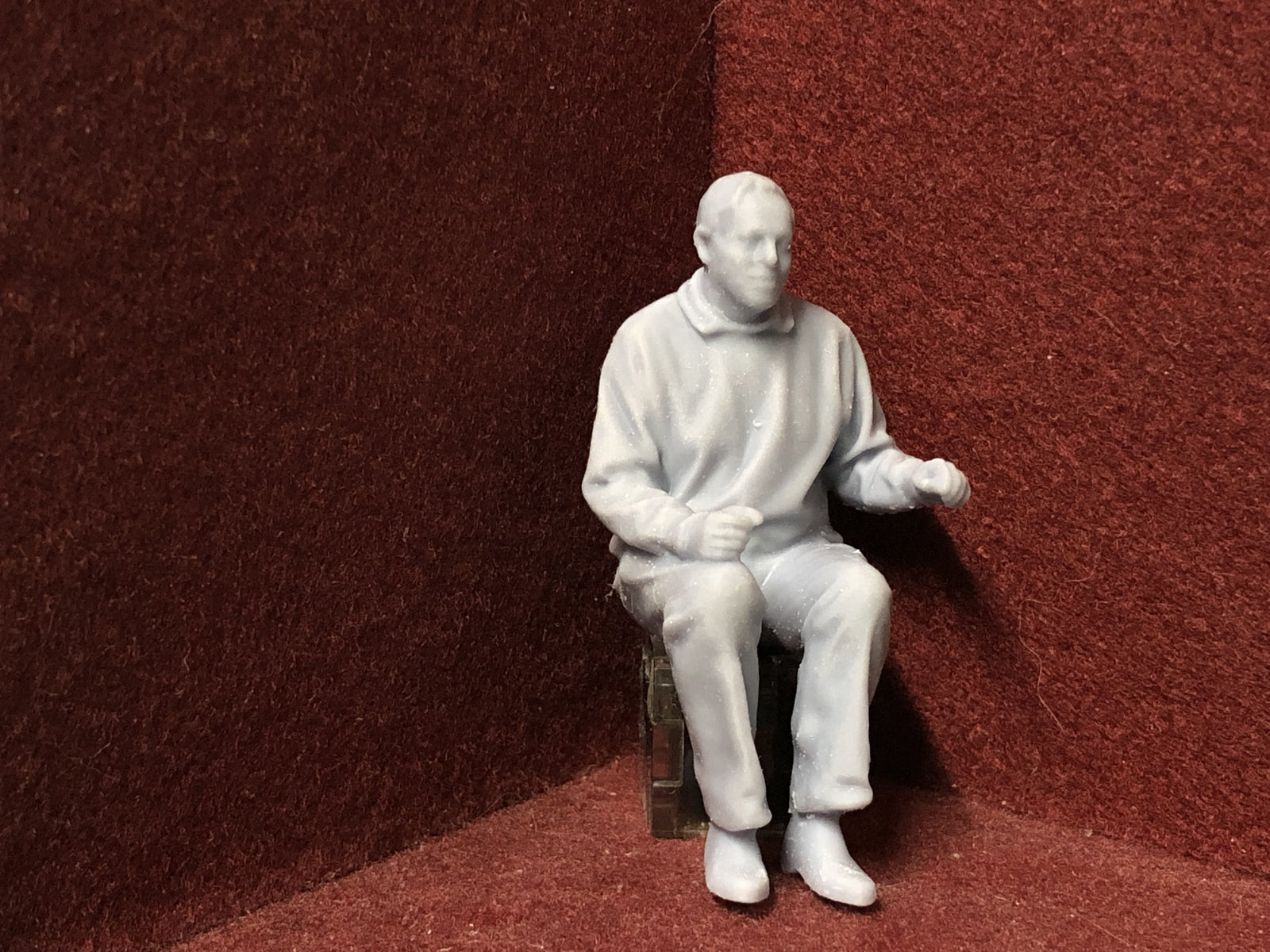 16mm scale 1:19 SM32 seated driver figure model for garden railway layouts, 3D scanned from a real person