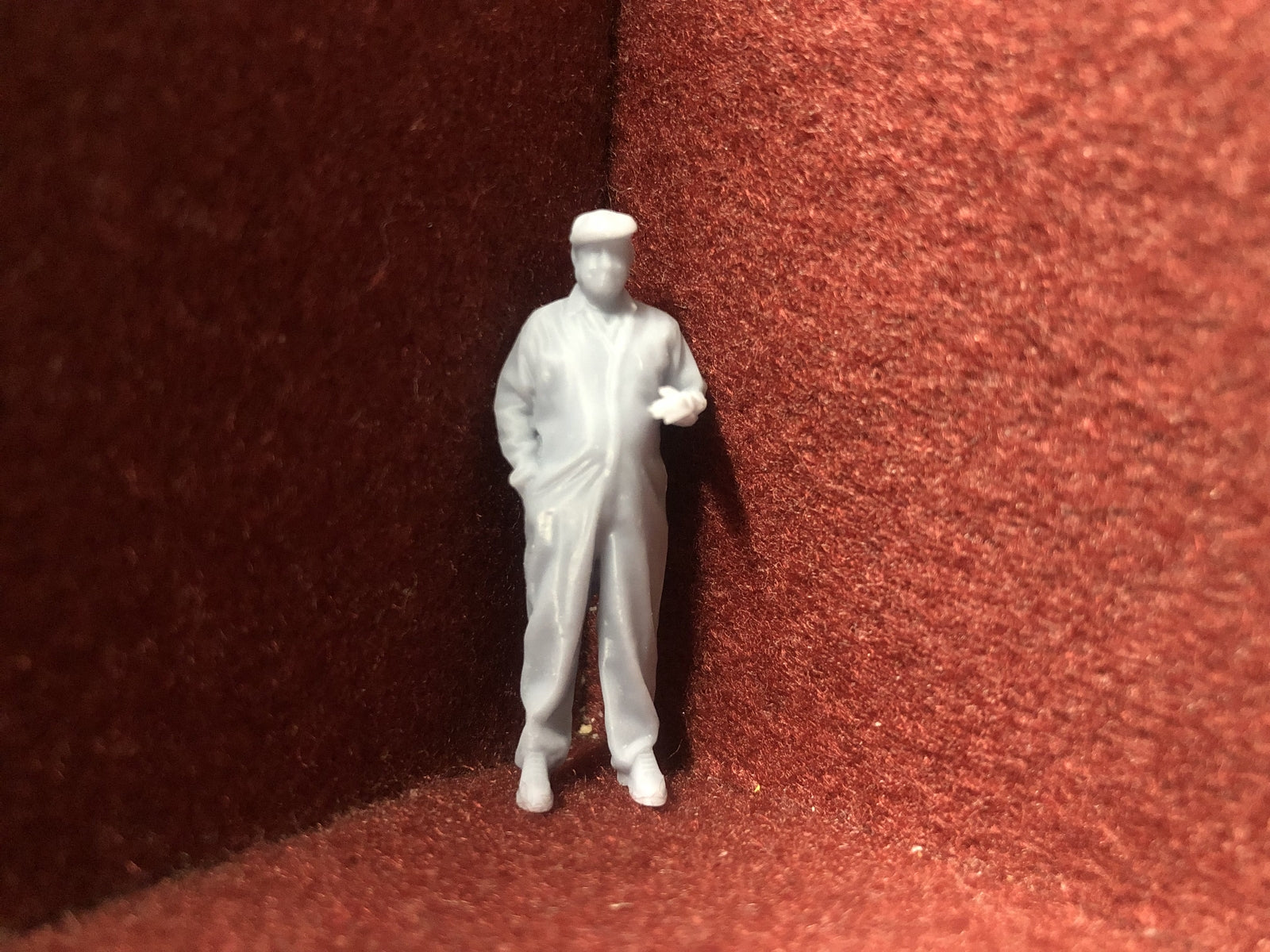 Six unpainted 1:43.5 scale NG7/O gauge loco crew figures in assorted poses for model railway layouts.