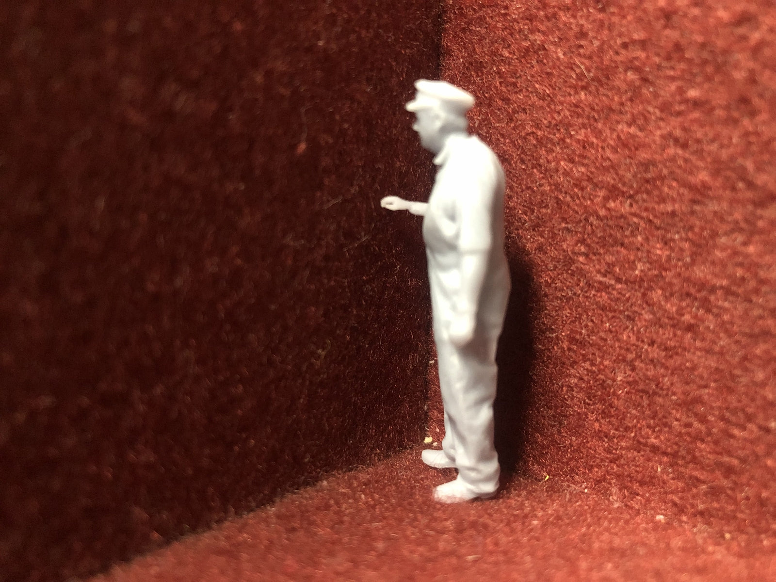 Six unpainted 1:43.5 scale NG7/O gauge loco crew figures in assorted poses for model railway layouts