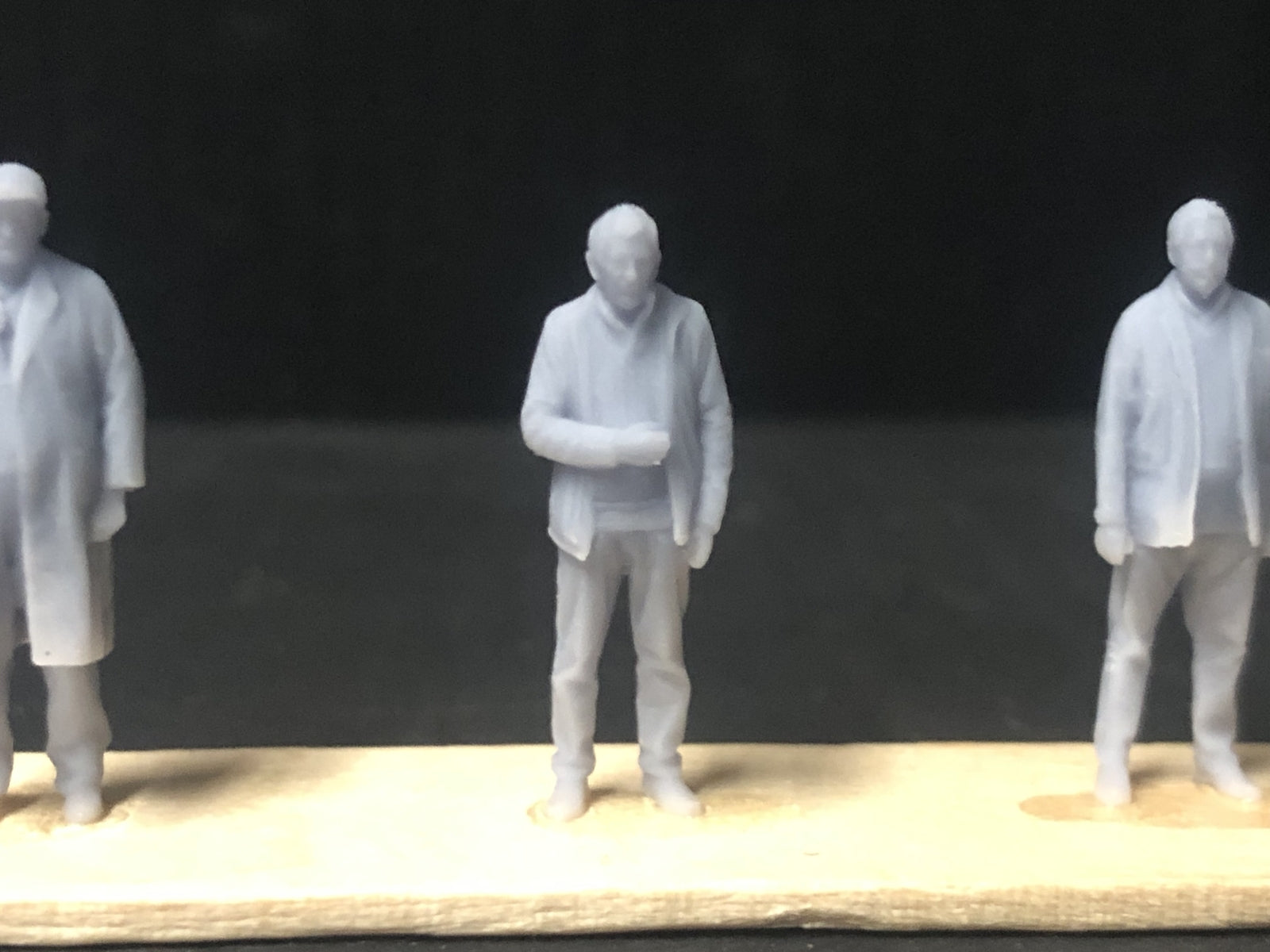 Unpainted 1:76 scale OO9/OO/HO resin figures multi-pack with six 23mm tall model railway people in assorted poses.