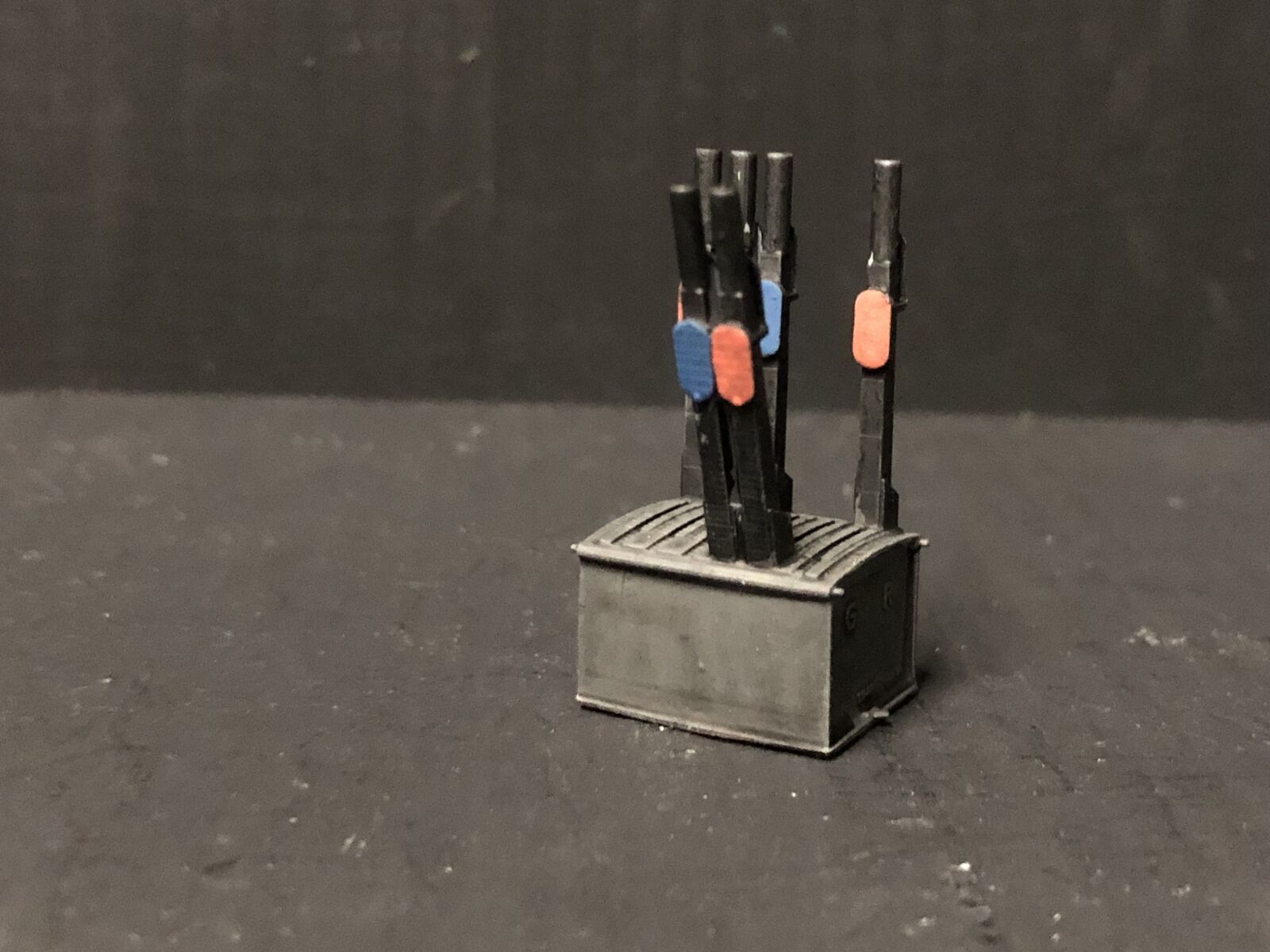 NG7 7mm scale model railway signalman’s hut kit with separate roof, glazing and interior lever frame on a 36mm square footprint