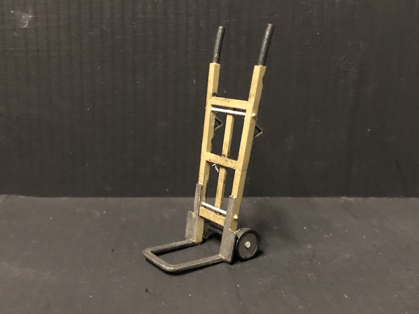 Unpainted GN15 G scale pair of resin sack trolleys for model railway platforms or workshops, shown in grey ready for detailing