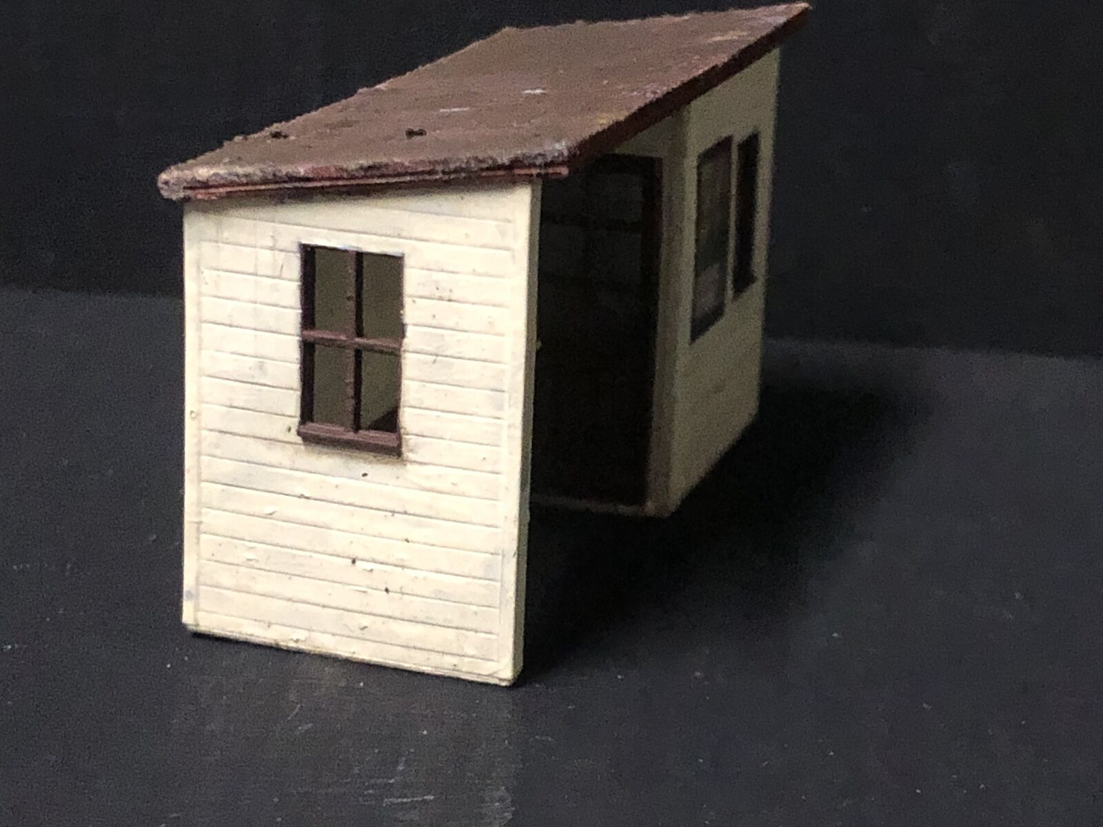 OO9/OO/HO scale model railway kit of a small combined ticket office and waiting room building for narrow station platforms