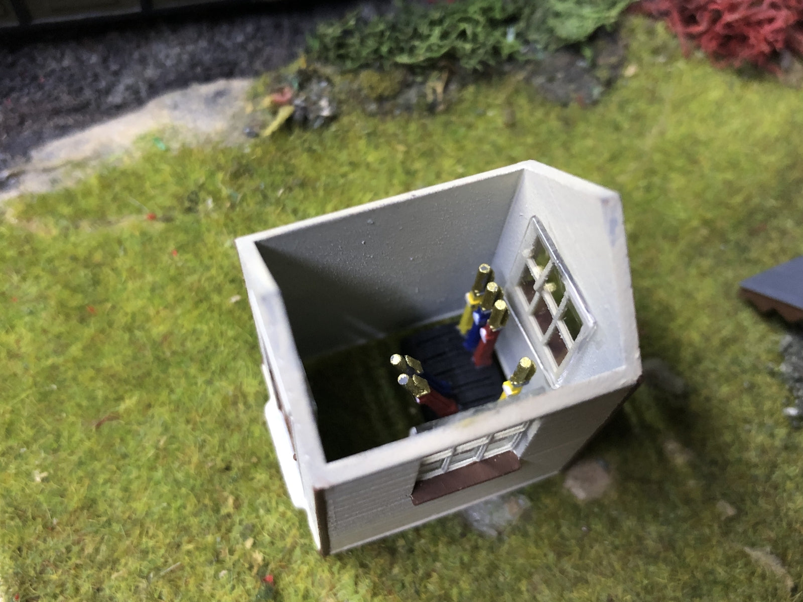 OO9/OO/HO scale model railway ground frame hut kit with glazed windows and lever frame detail