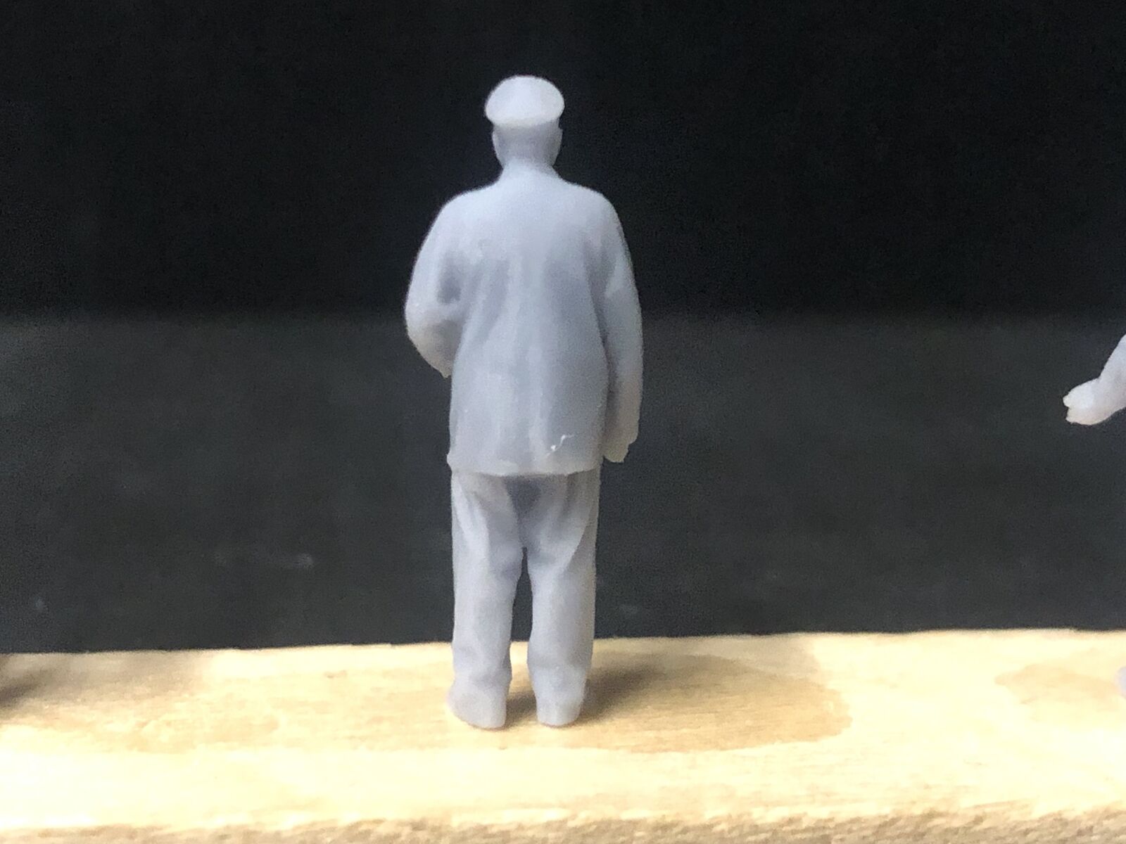 Unpainted 1:76 scale loco crew multi-pack with six OO9/OO/HO resin figures in assorted poses ready for painting.