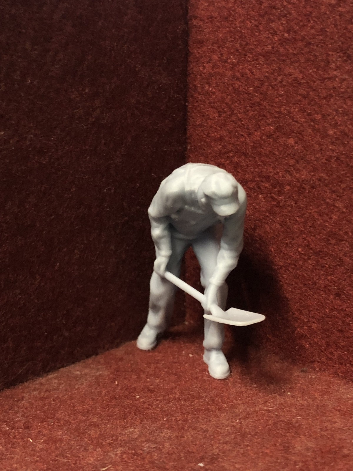 Unpainted G-scale 1:22.5 engineer figure for GN15 layouts, 3D scanned from a real person, posed shovelling coal.