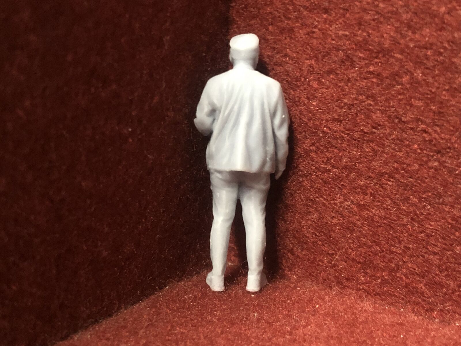 Unpainted 1:43.5 scale NG7/O gauge loco crew multi-pack with six assorted 39mm-tall resin figures in varied poses.