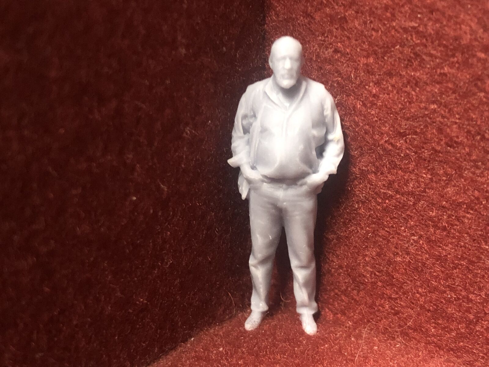 Set of six unpainted 1:43.5 scale NG7/O gauge worker and civilian figures for model railway layouts.