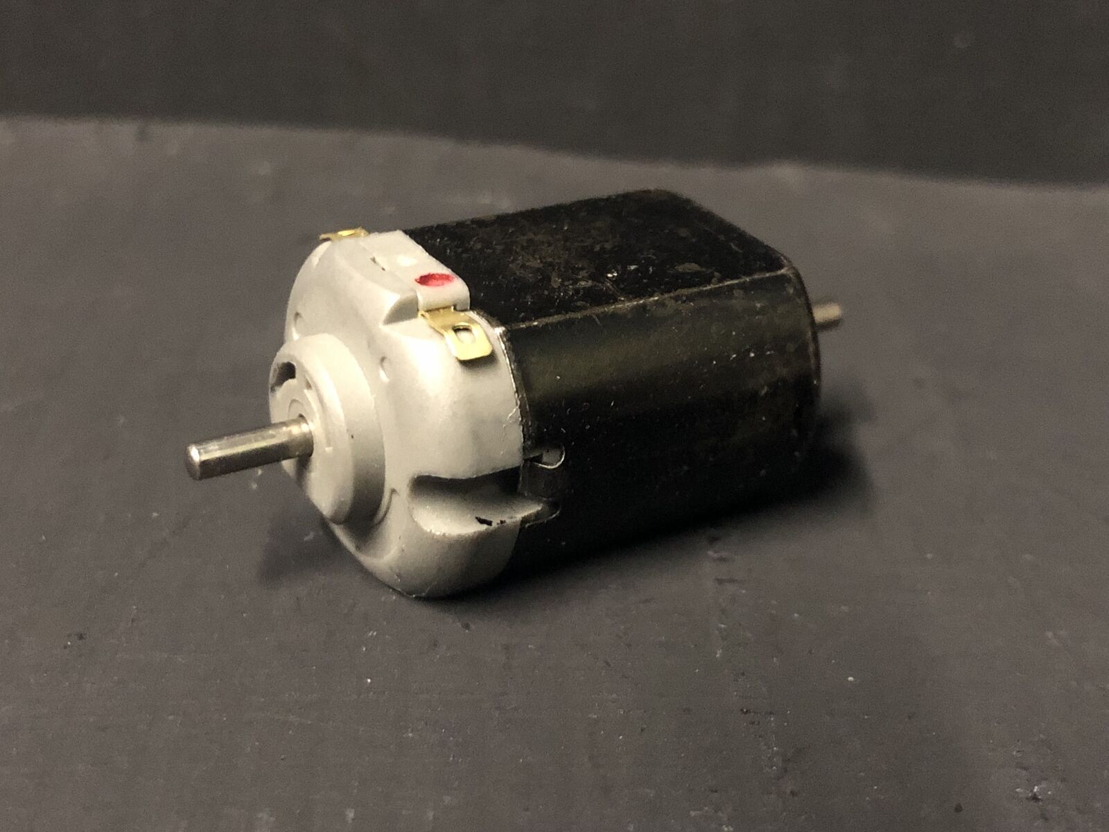 5-pole replacement motor for Hornby Smokey Joe 0-4-0 OO gauge chassis, shown ready to fit with existing worm gear and flywheels