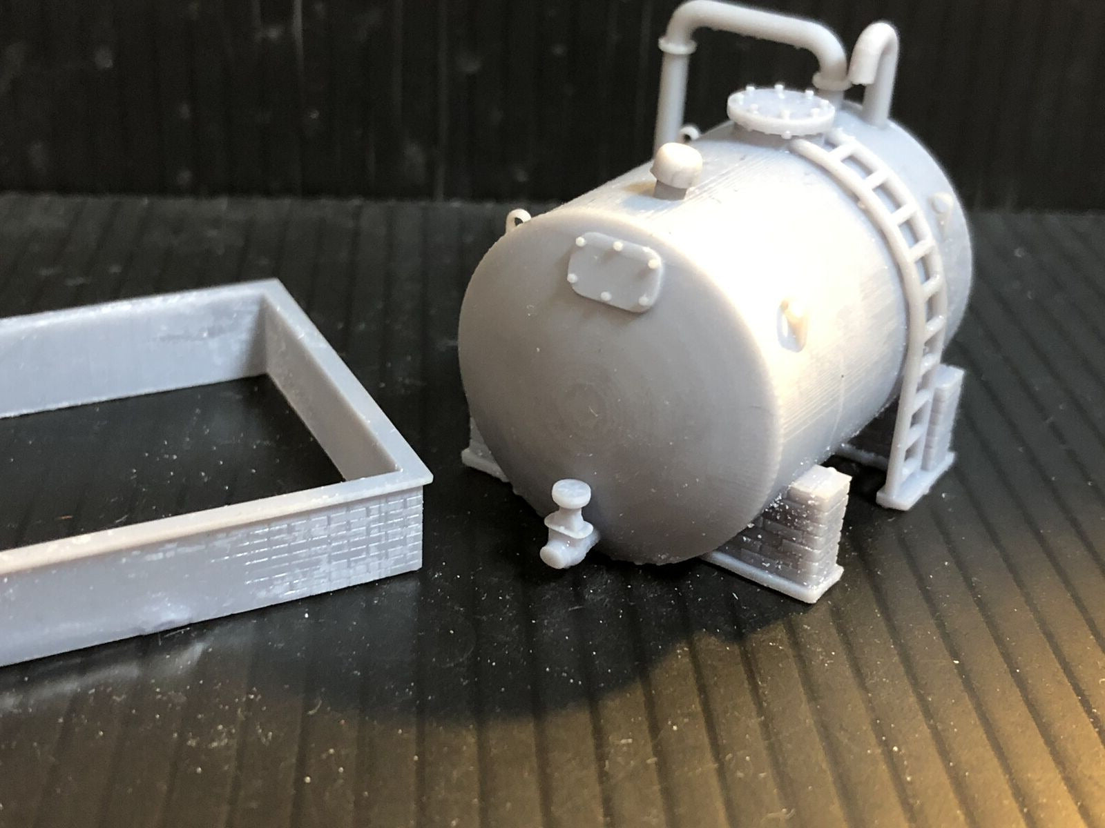 Unpainted OO/HO/OO9 gauge resin diesel fuel tank on brick supports with separate brick bund, ladder and pipe detailing