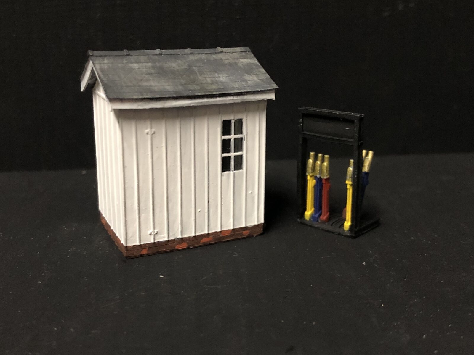 OO9/OO/HO scale Porthmadog-inspired ground signalman’s hut model kit with lever frame and clear glazed windows