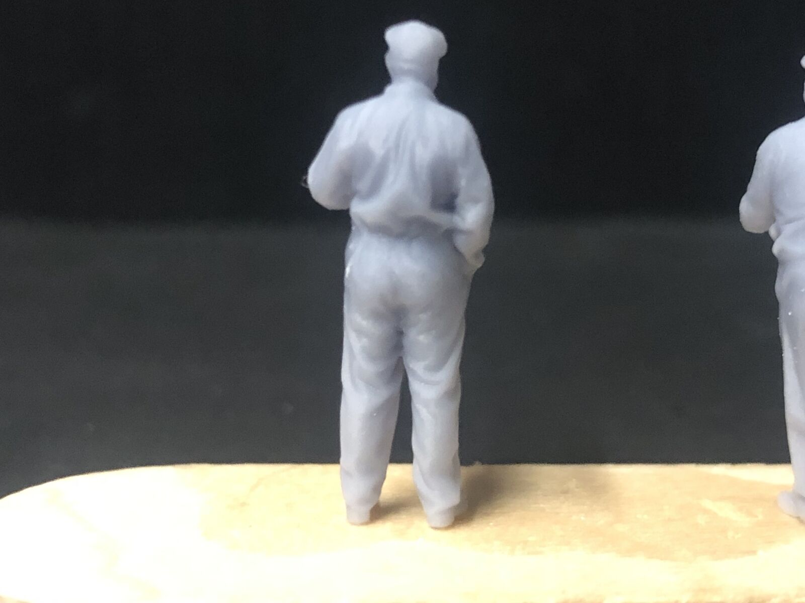 Unpainted 1:76 scale loco crew multi-pack with six OO9/OO/HO resin figures in assorted poses, ready to prime and paint.