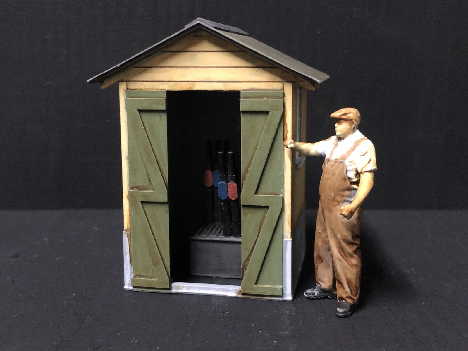 NG7 7mm scale model railway kit of a ground signalman’s hut with lever frame and glazing, shown assembled and unpainted.