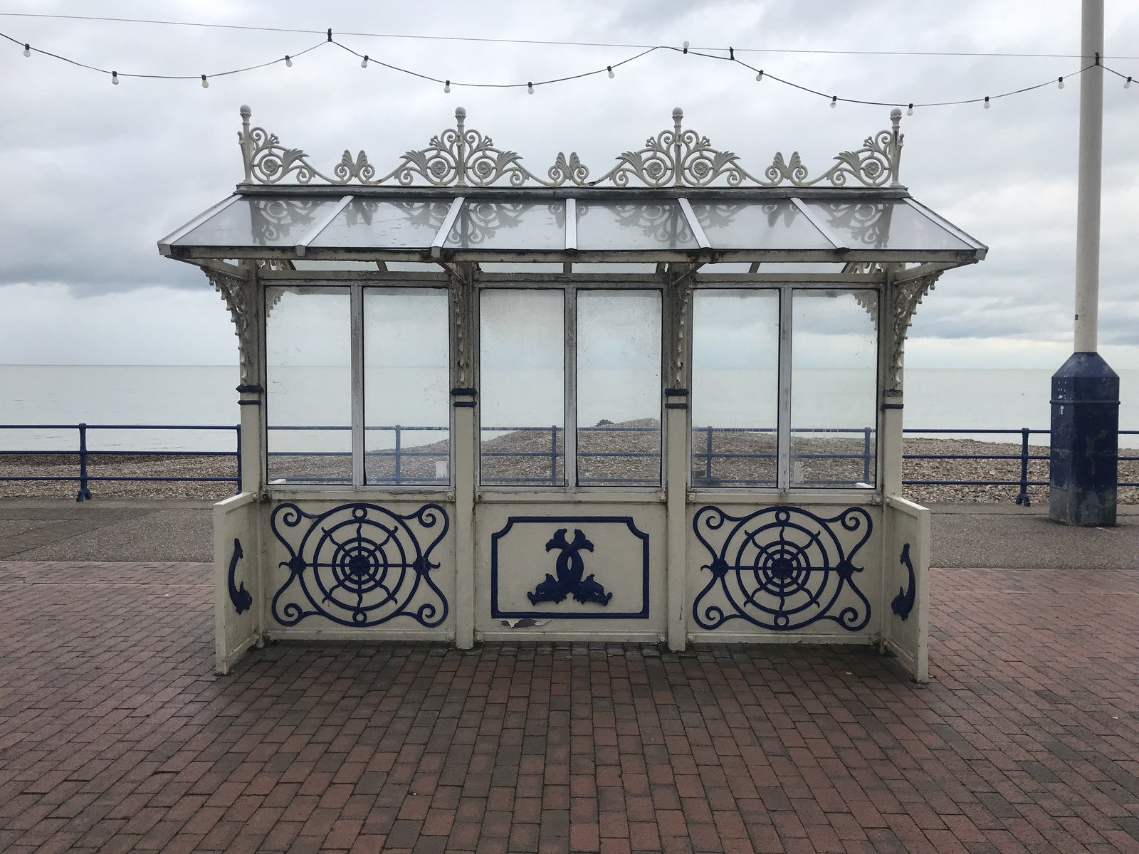 OO9 gauge Edwardian promenade shelter kit based on Eastbourne design with pre-cut glazing and two pedestrian figures