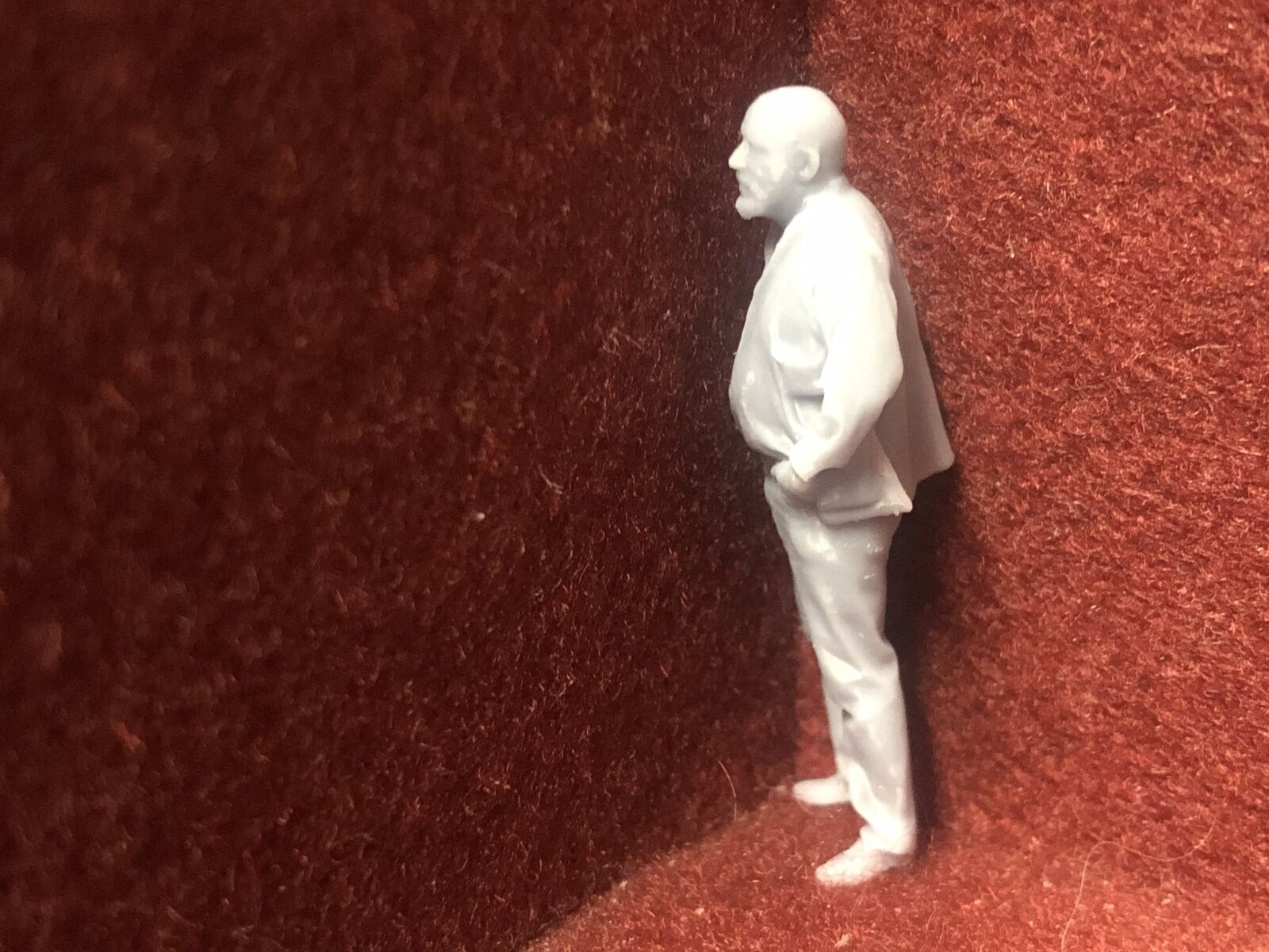 Set of six unpainted 1:43.5 scale NG7/O gauge worker and civilian figures for model railway layouts.