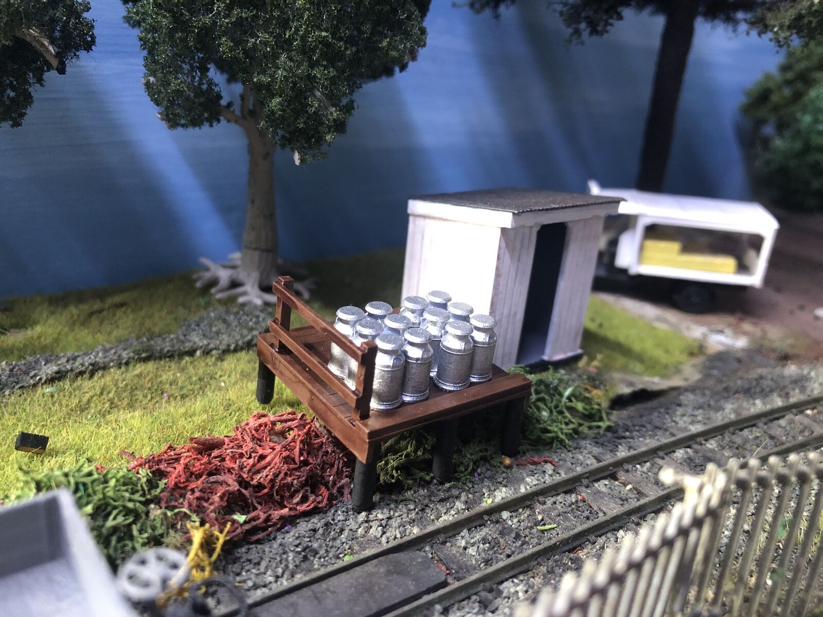 OO9/OO/HO scale Ebdon Lane halt and milk platform model kit with shelter, milk stand and 12 separate milk churns