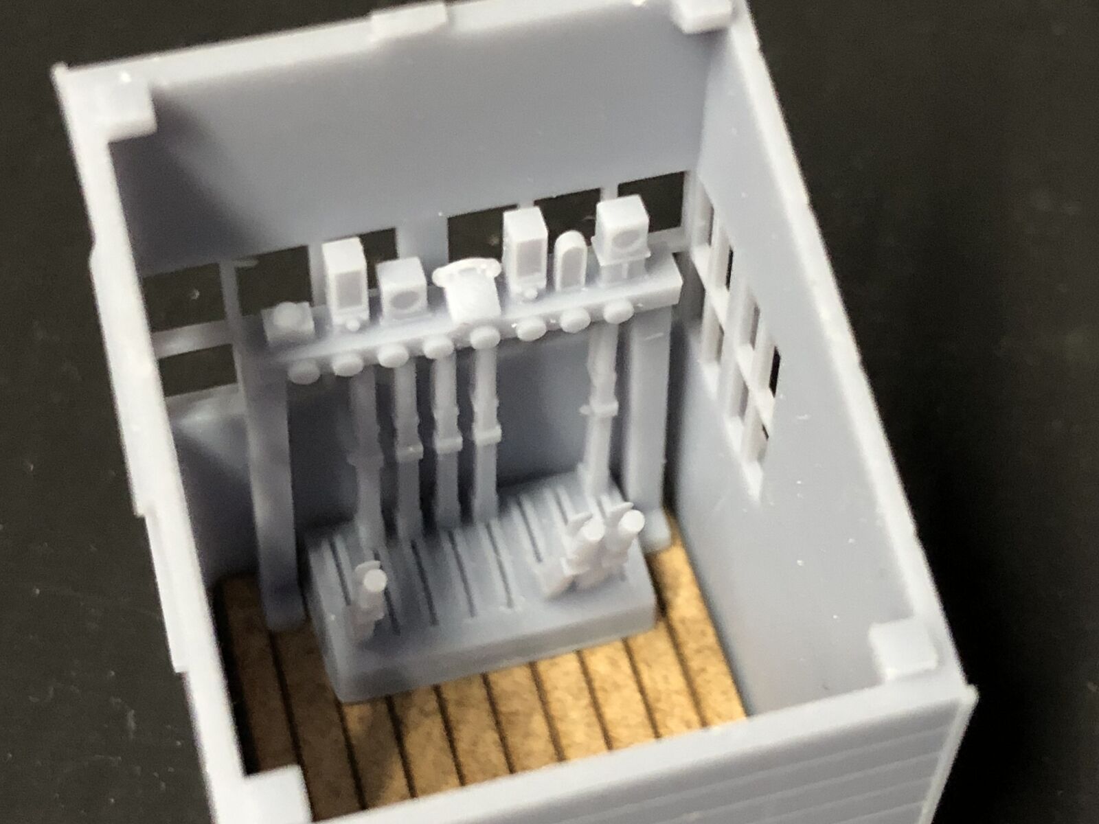 OO9/OO/HO scale ground signal box hut model kit with separate roof, glazing and interior lever frame