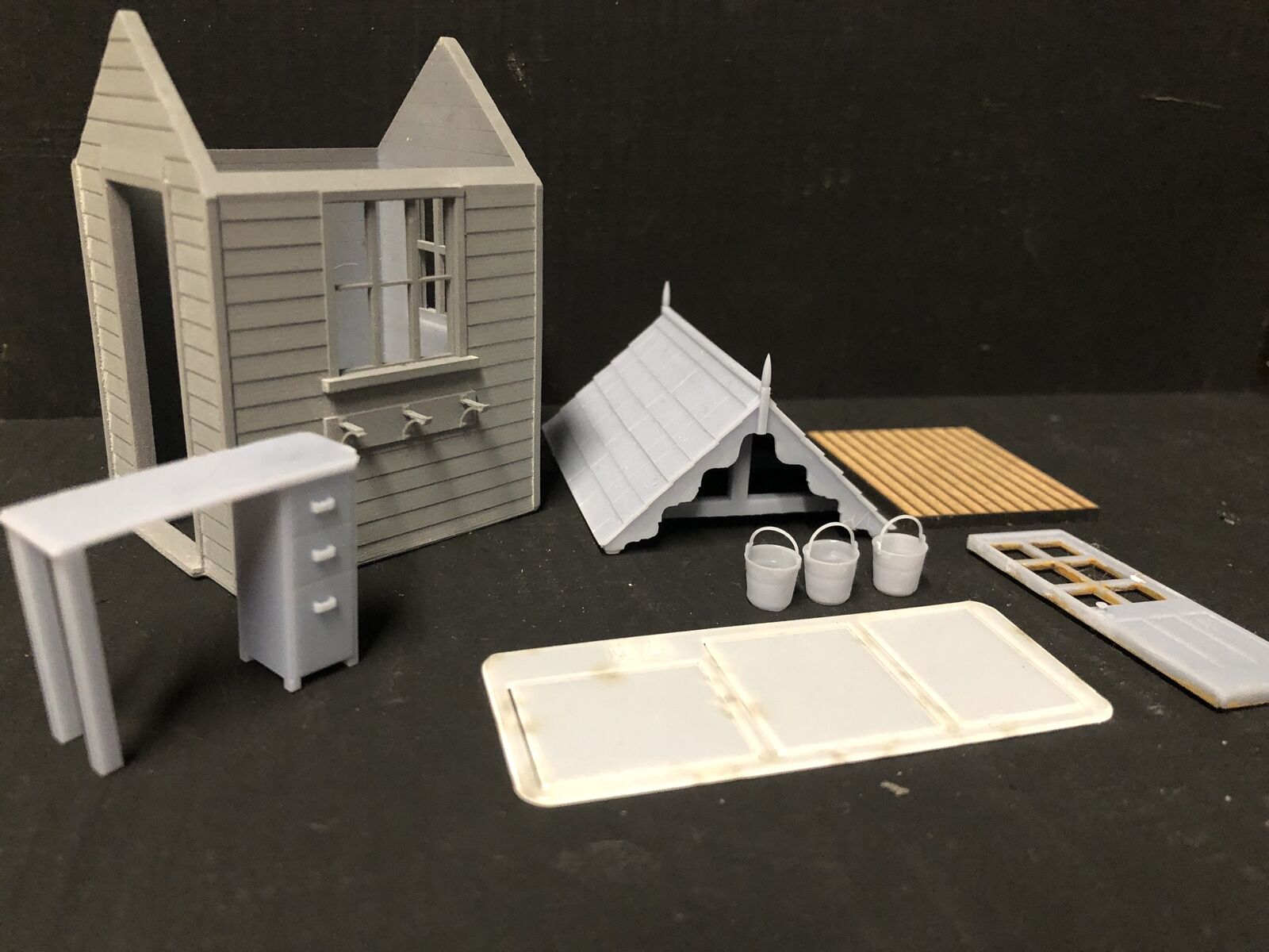7mm scale O-16.5 model railway ground frame hut with glazing, fire buckets and lever frame detail