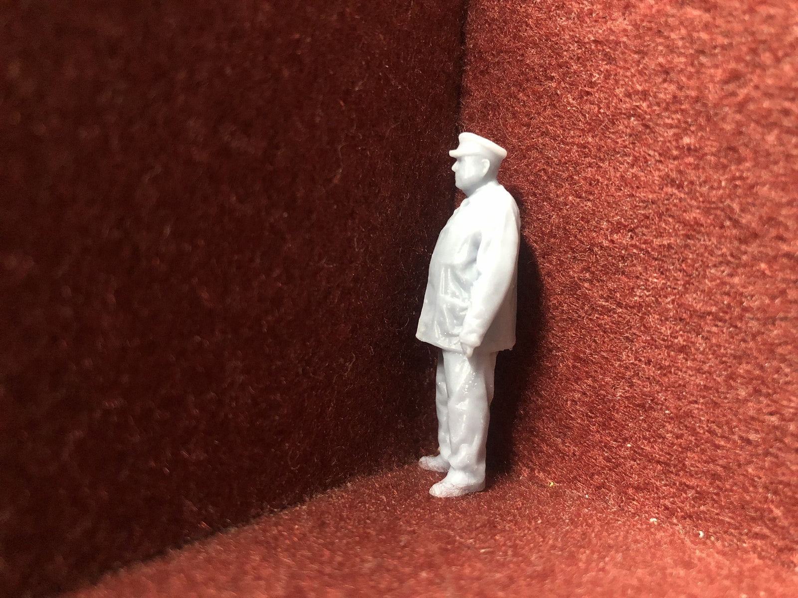 Set of six unpainted 1:43.5 scale NG7/O gauge loco crew figures in assorted poses for model railway layouts.