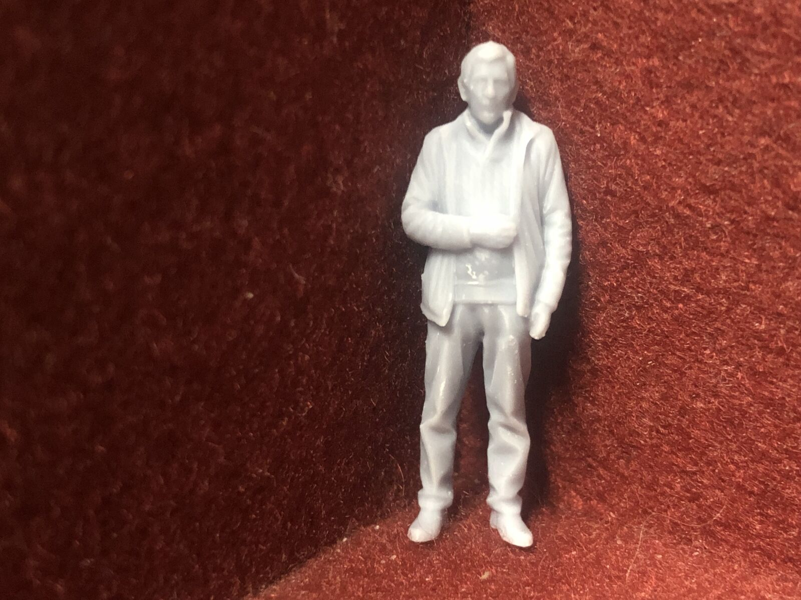 Set of six unpainted 1:43.5 scale NG7/O gauge worker and civilian figures for model railway layouts.