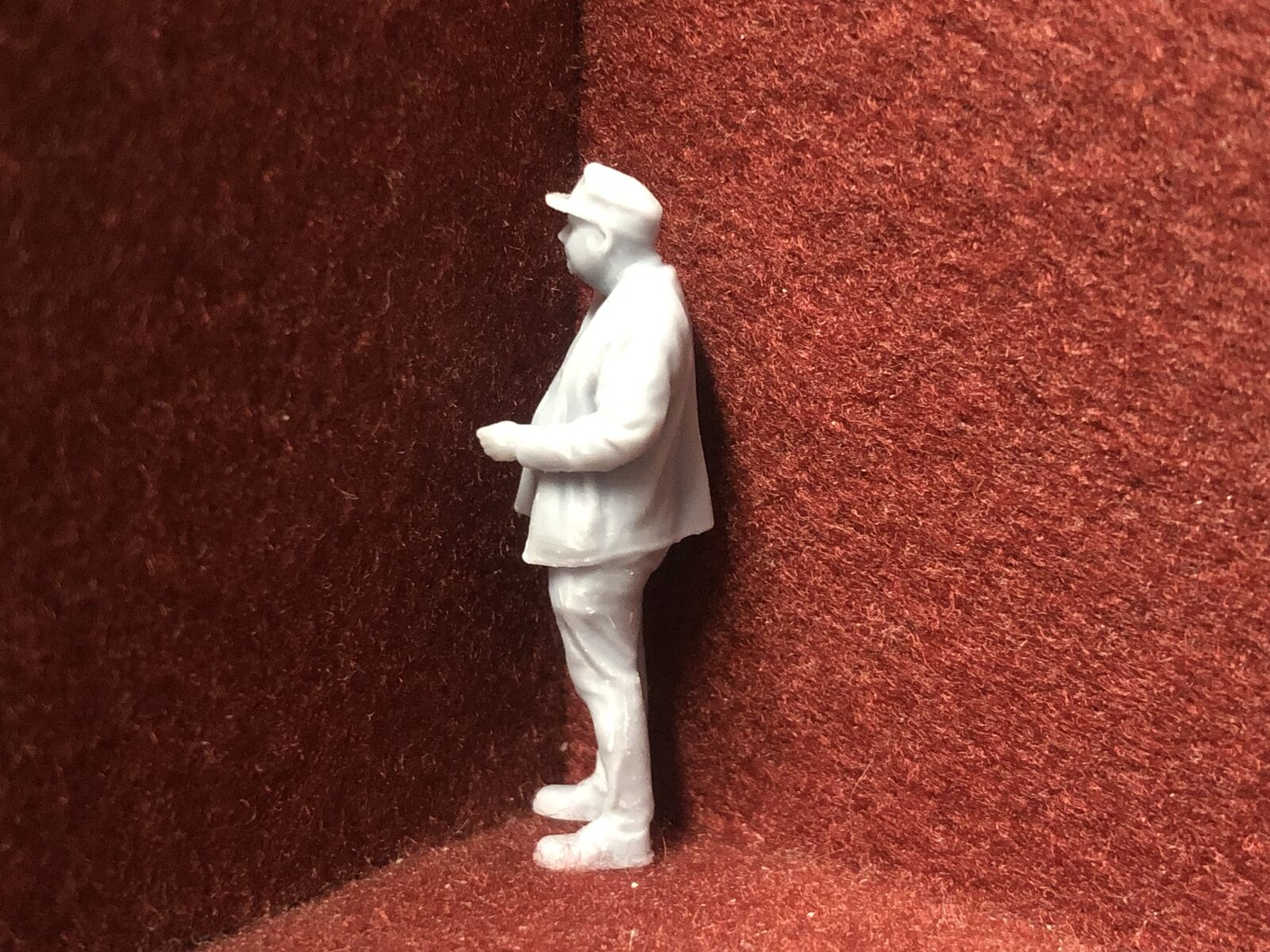 Unpainted 1:43.5 scale NG7/O gauge loco crew multi-pack with six assorted 39mm resin figures in different poses.