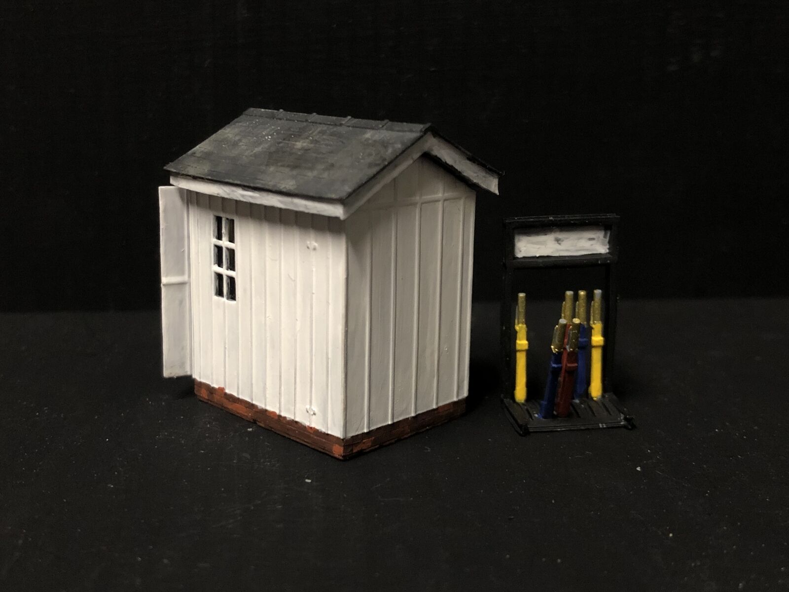 OO9/OO/HO scale Porthmadog-style ground signalman’s hut model kit with lever frame and clear glazing for model railways