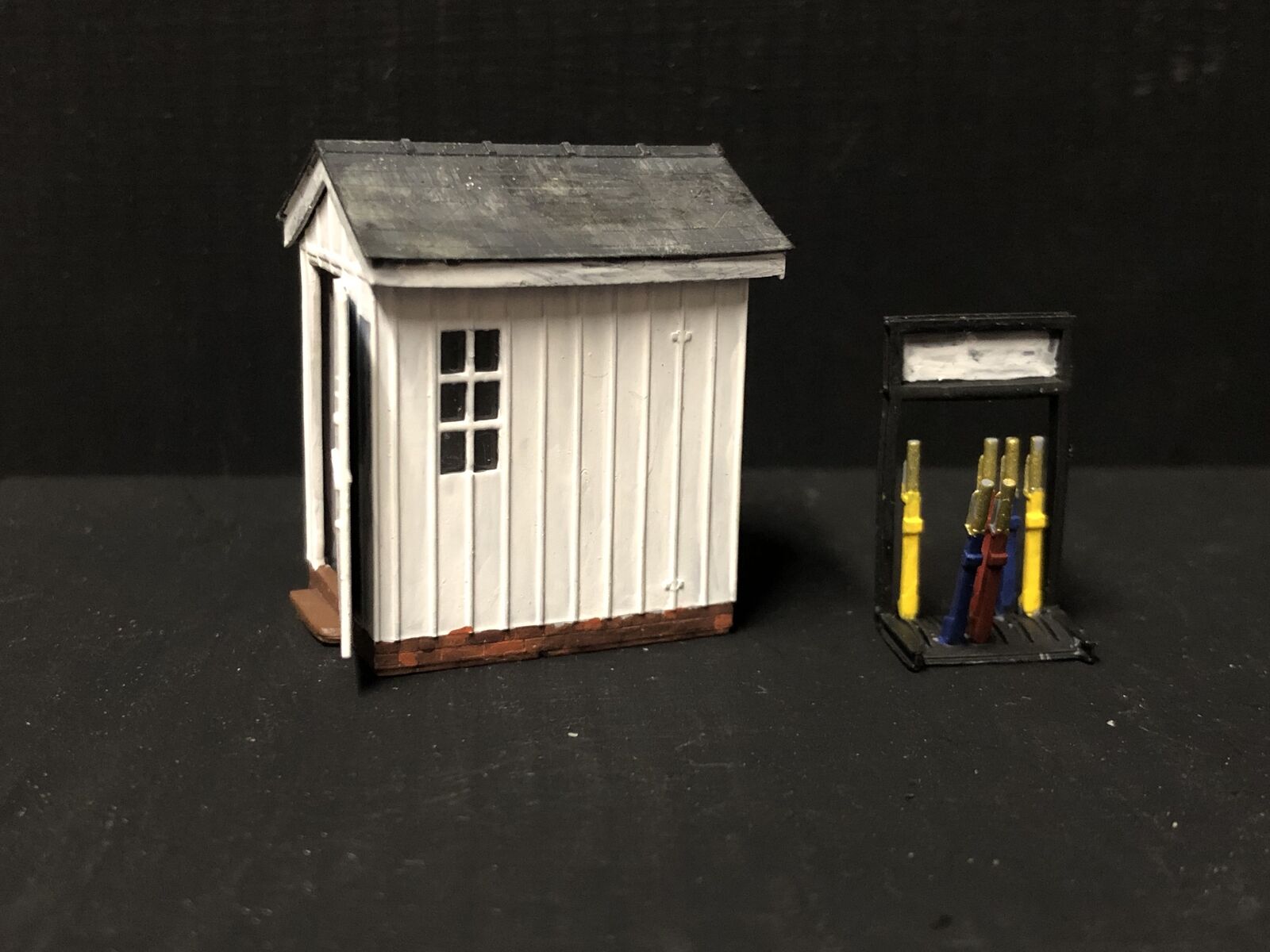 OO9/OO/HO scale Porthmadog-inspired ground signalman’s hut model kit with lever frame and clear glazing
