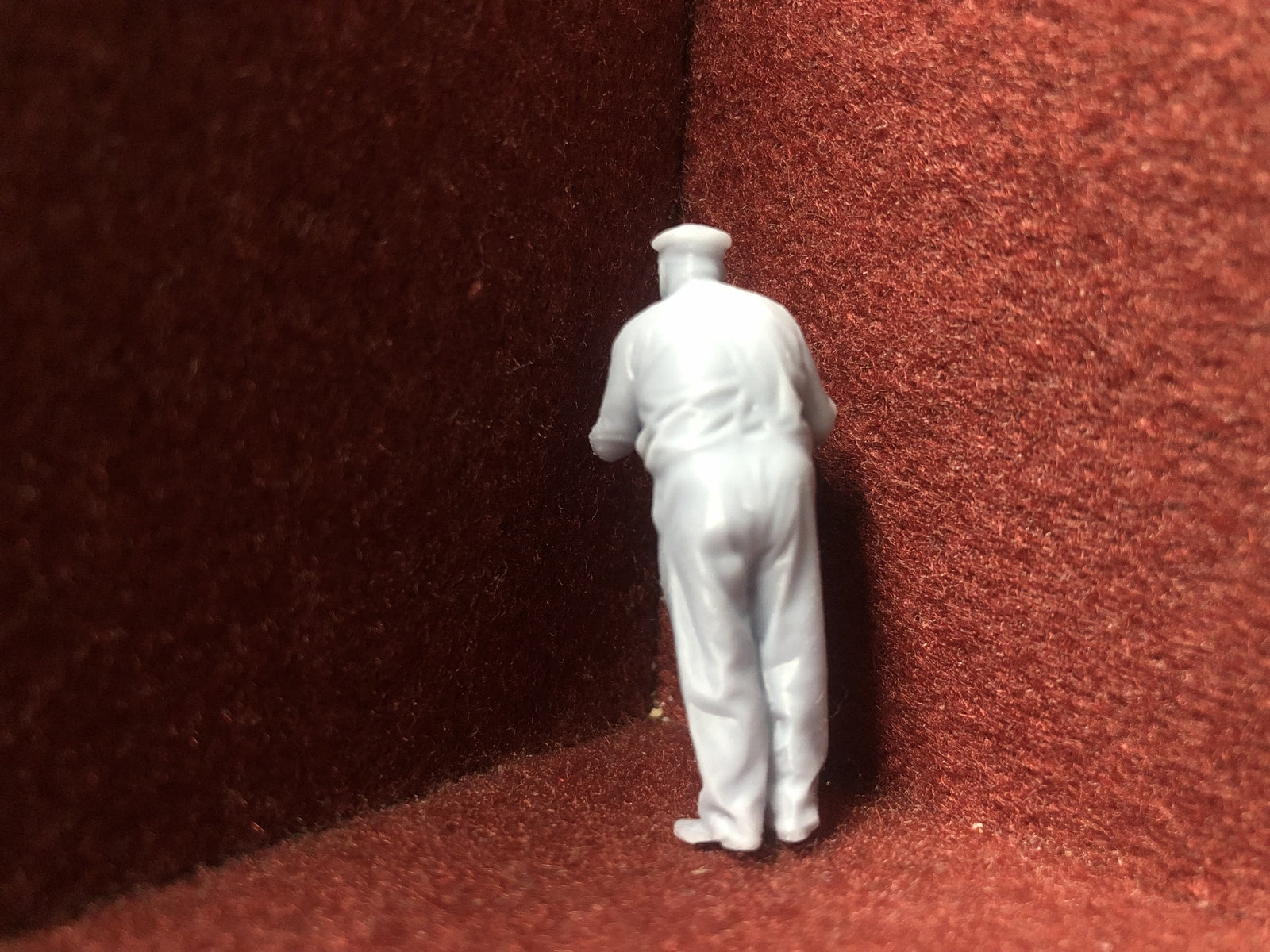 Set of six unpainted 1:43.5 scale NG7/O gauge loco crew figures in assorted poses for model railway layouts